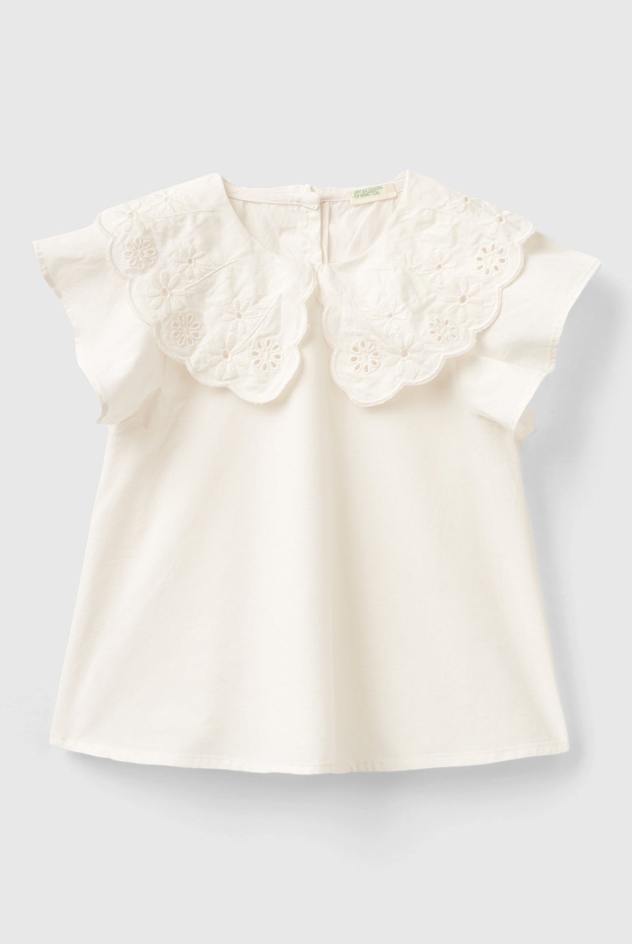 يونايتد كولورز اوف بينيتون بلوزة بناتي بياقة مزخرفة برسمة ورود وأكمام قصيرة