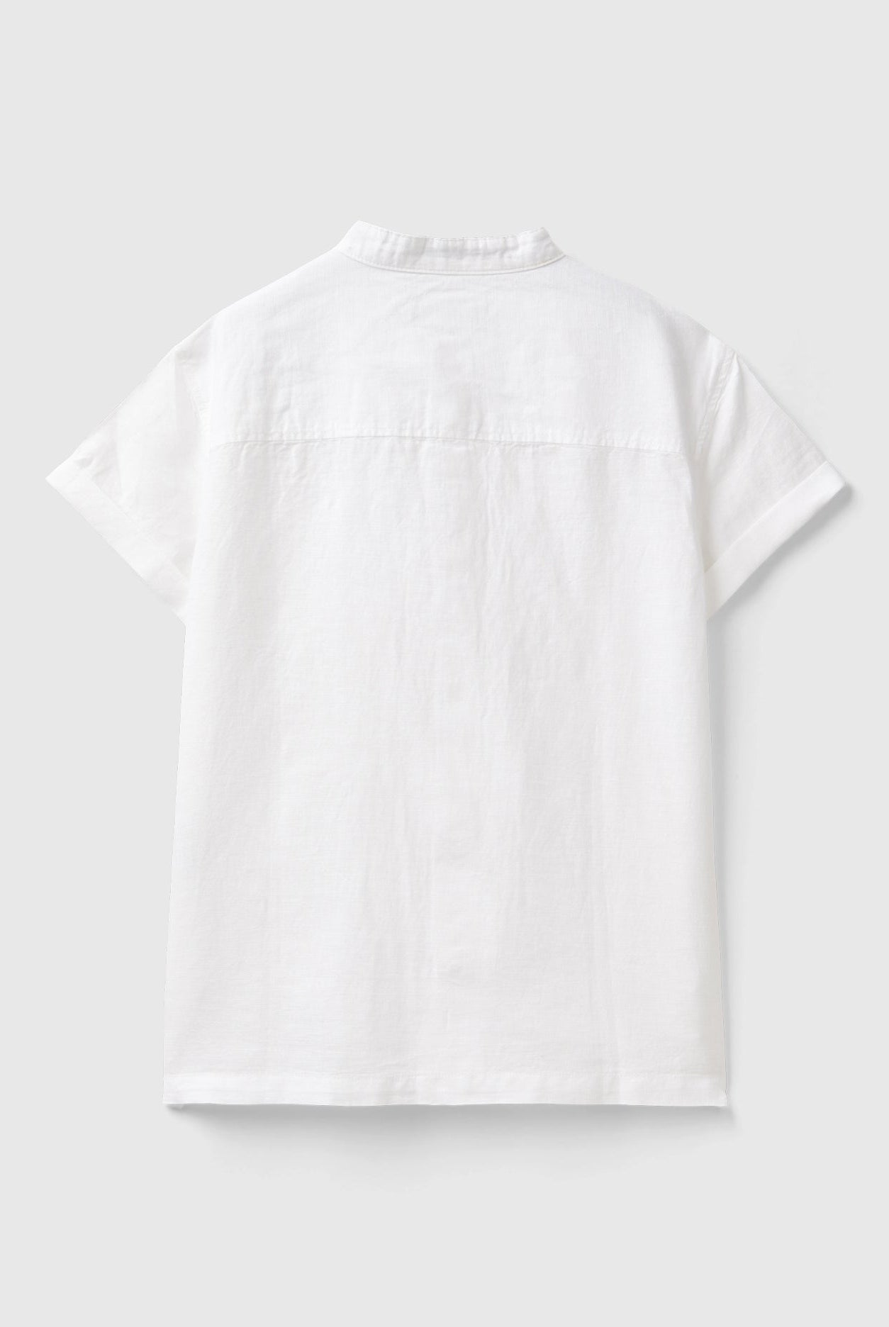 يونايتد كولورز اوف بينيتون قميص كتان اطفال ممزوج بشعار مطرز على الياقة بأكمام قصيرة