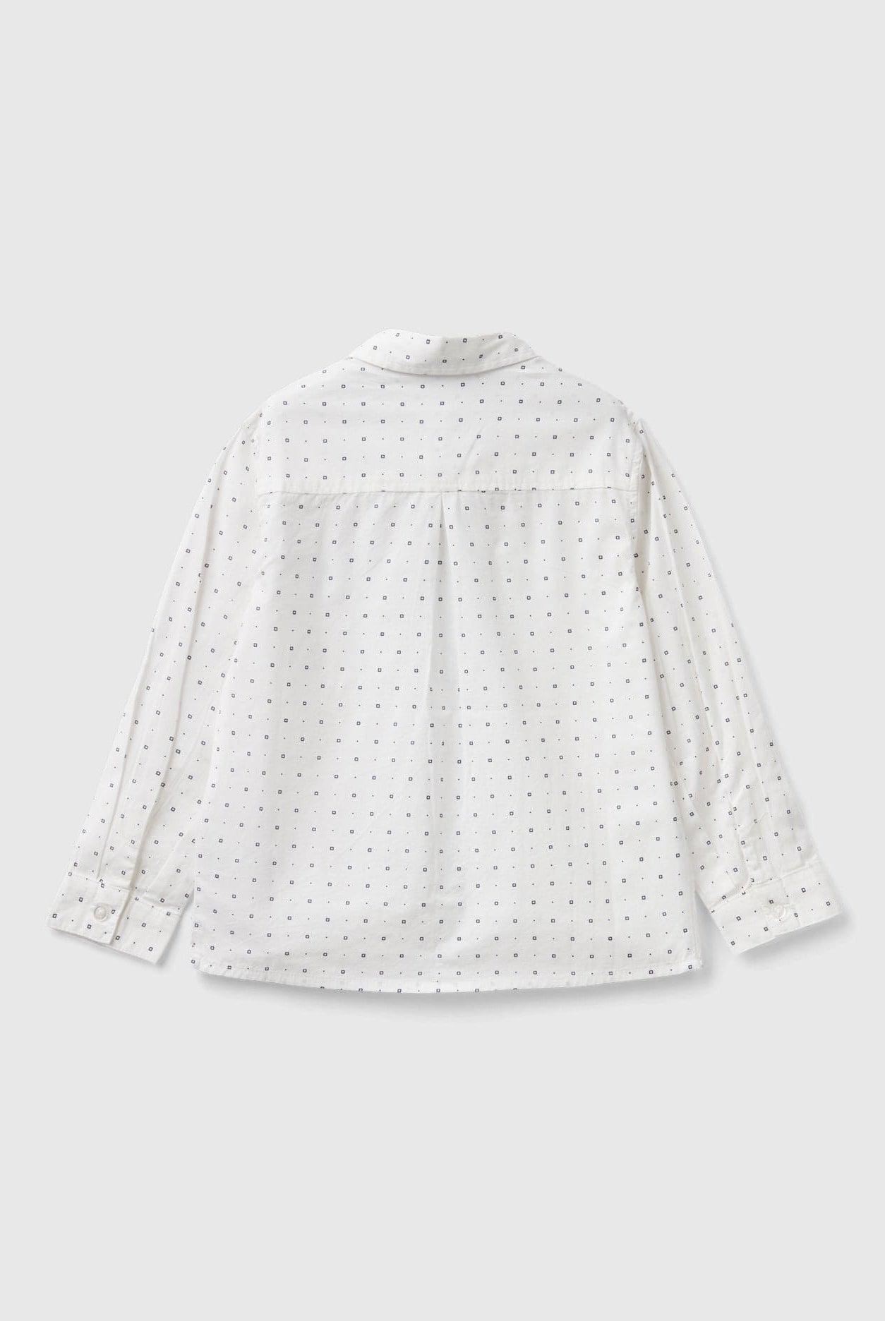 يونايتد كولورز اوف بينيتون قميص اطفالي دوبي بجيب مُزين بنقش وشعار مُطرّز على الأمام