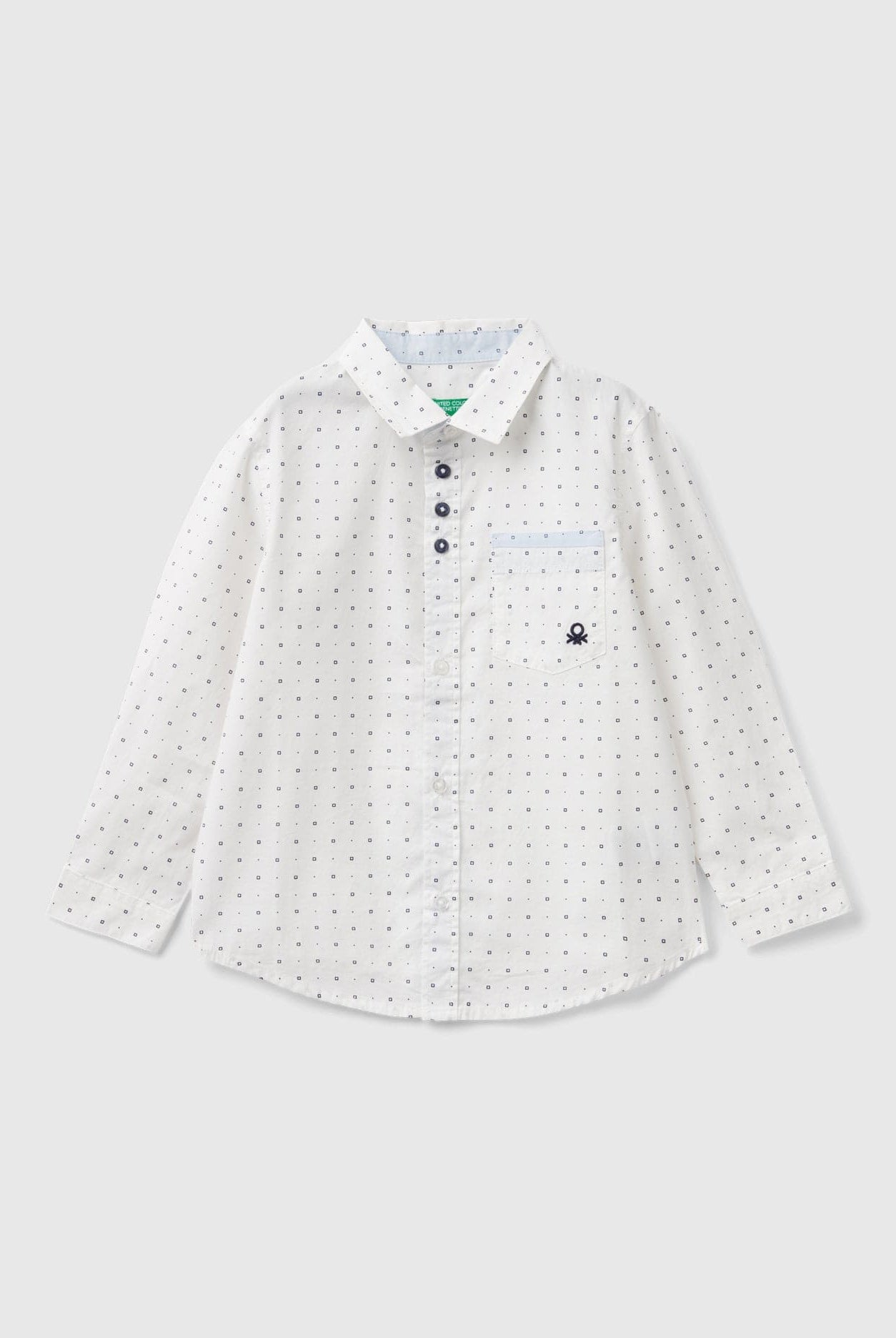 يونايتد كولورز اوف بينيتون قميص اطفالي دوبي بجيب مُزين بنقش وشعار مُطرّز على الأمام