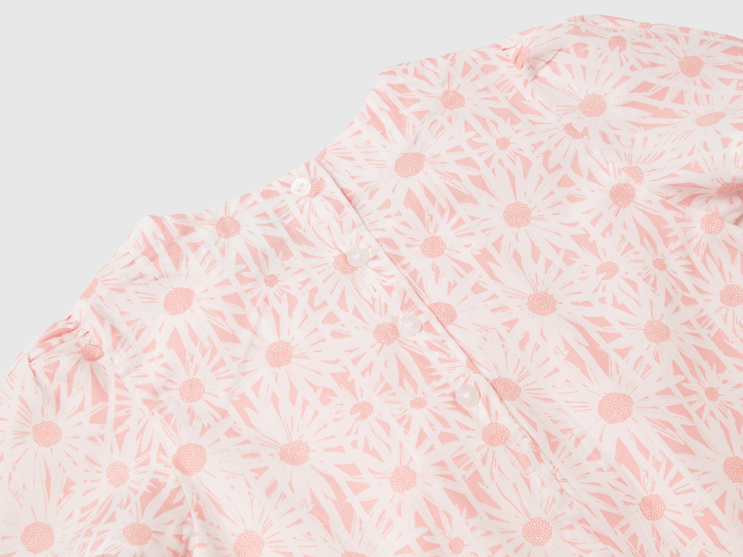 يونايتد كولورز اوف بينيتون قميص بناتي بكشكشة في الوسط وطباعة زهور