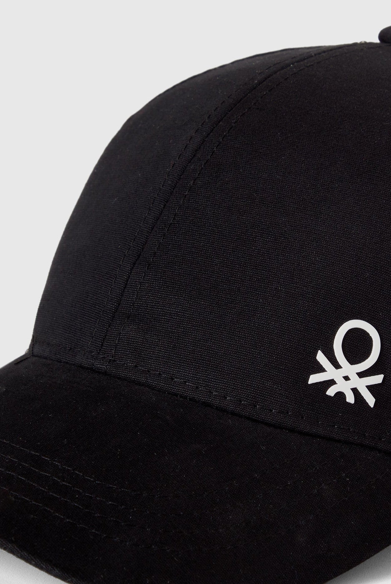 يونايتد كولورز اوف بينيتون كاب ولادي بشعار بحافة مقوسة