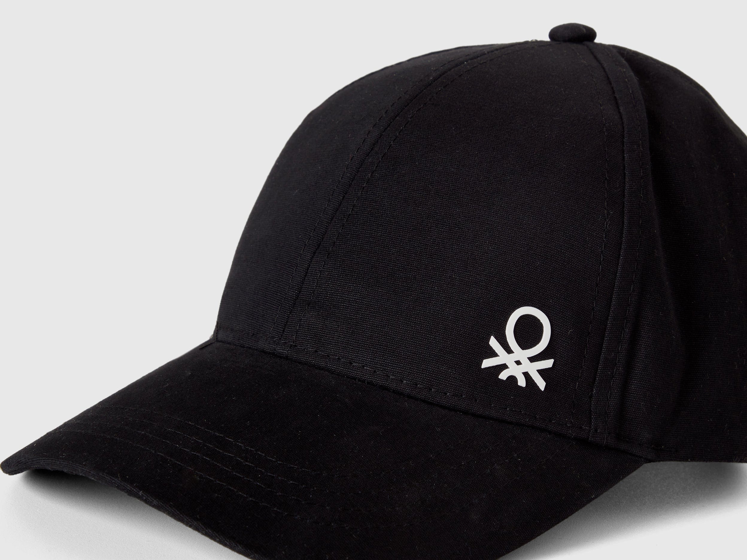 يونايتد كولورز اوف بينيتون كاب ولادي بشعار بحافة مقوسة