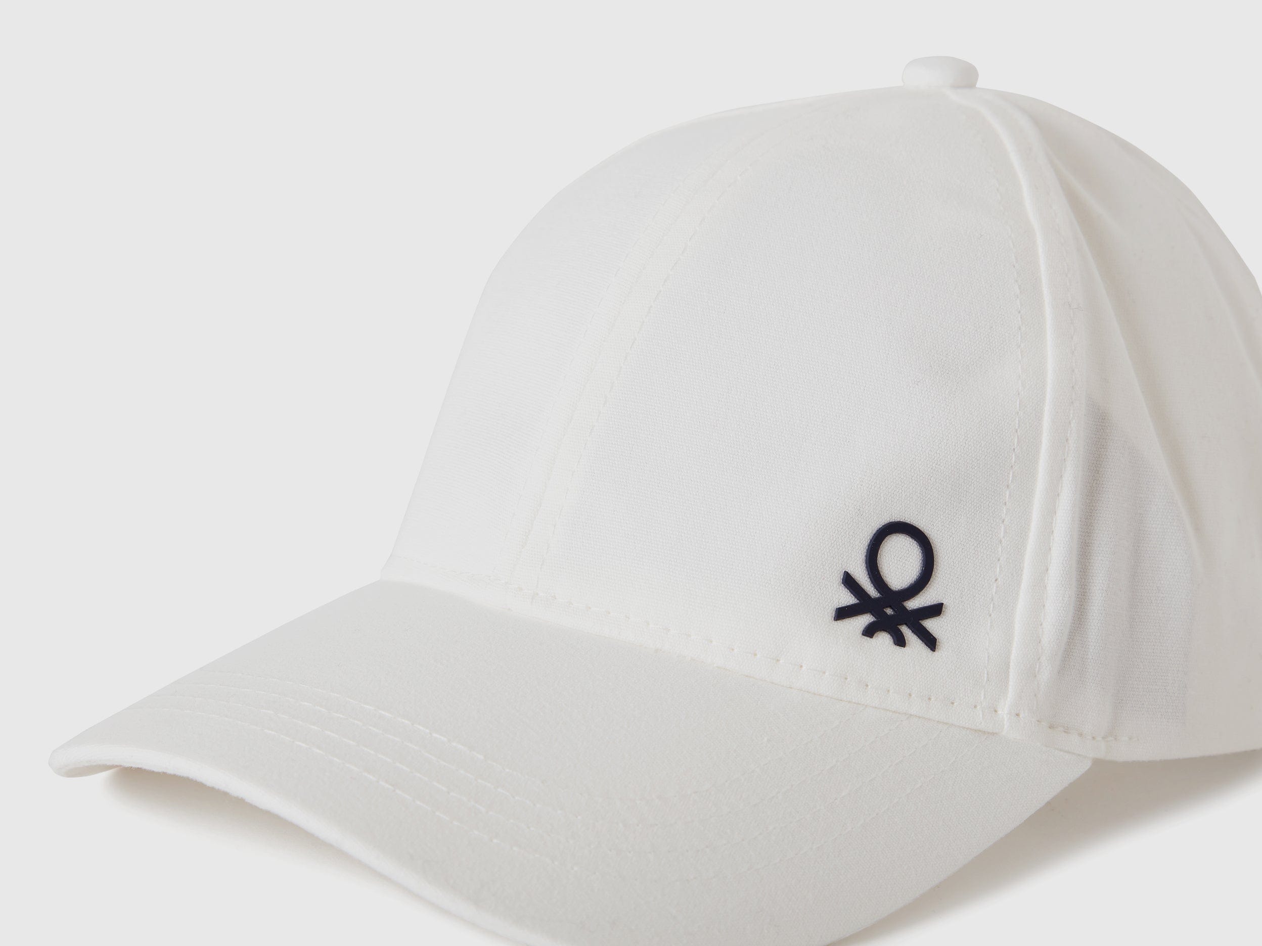 يونايتد كولورز اوف بينيتون كاب ولادي بشعار بحافة مقوسة