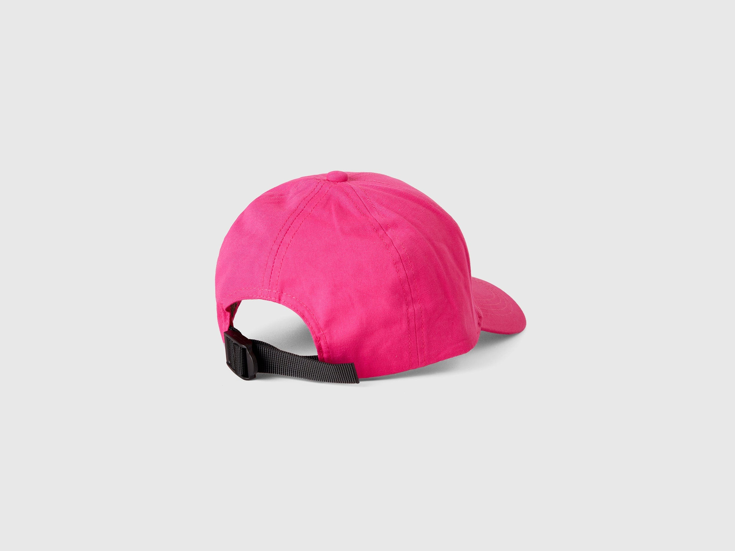 يونايتد كولورز اوف بينيتون كاب ولادي بشعار بحافة مقوسة