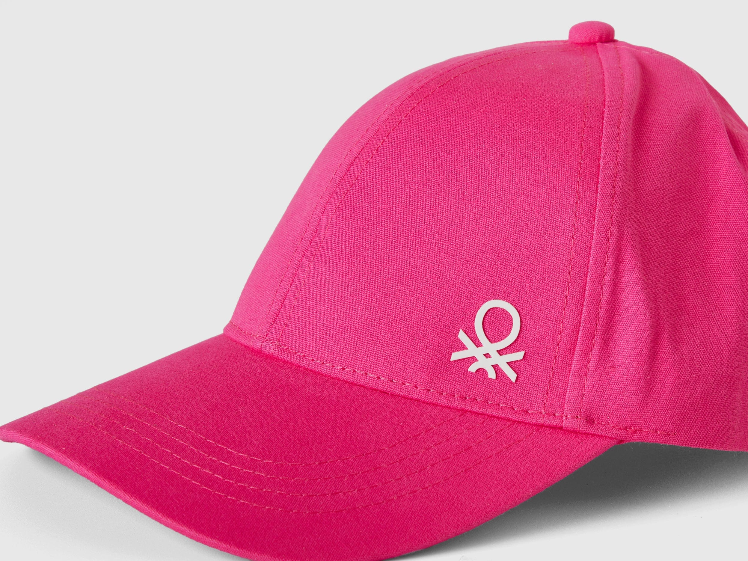 يونايتد كولورز اوف بينيتون كاب ولادي بشعار بحافة مقوسة