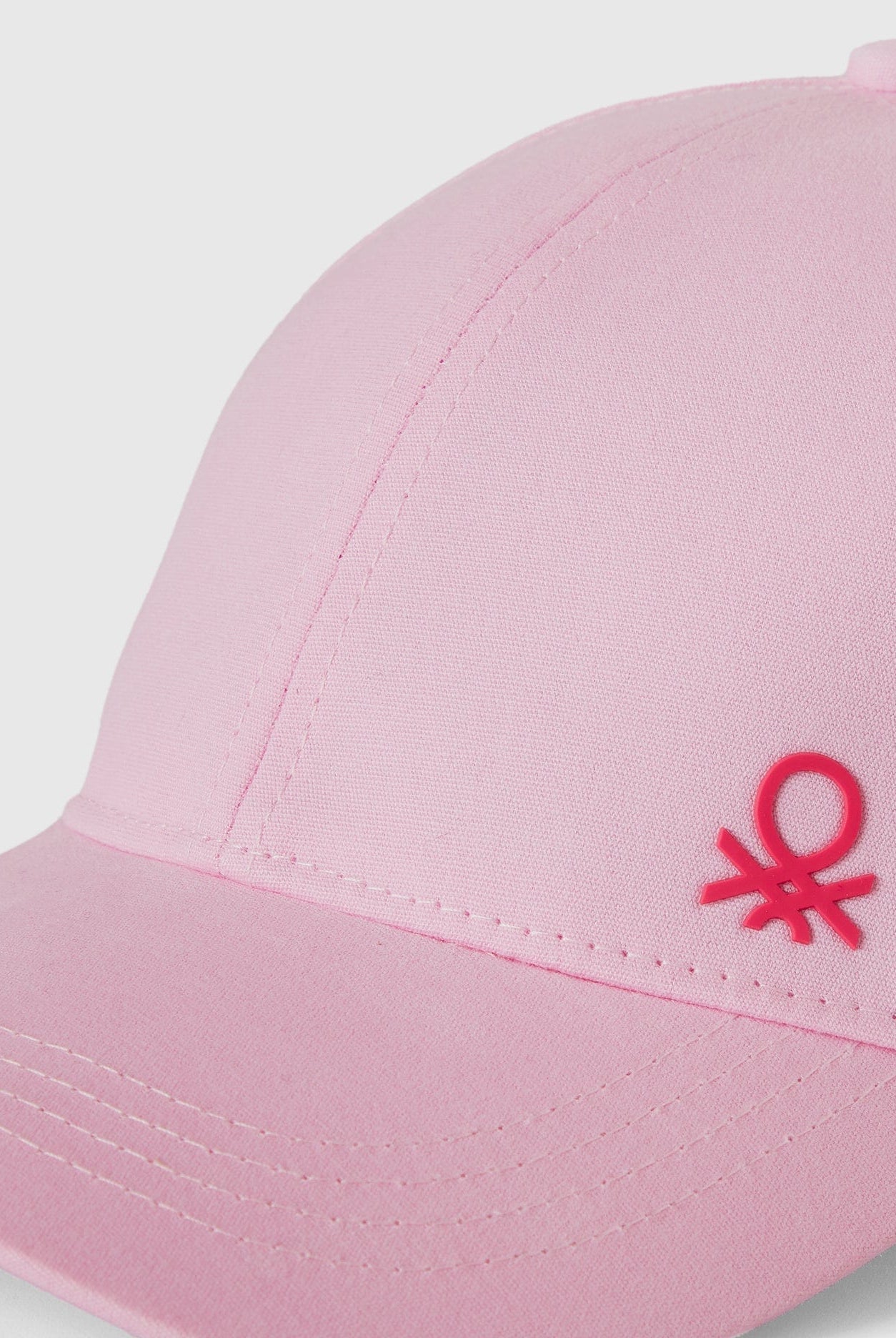 يونايتد كولورز اوف بينيتون كاب ولادي بشعار بحافة مقوسة