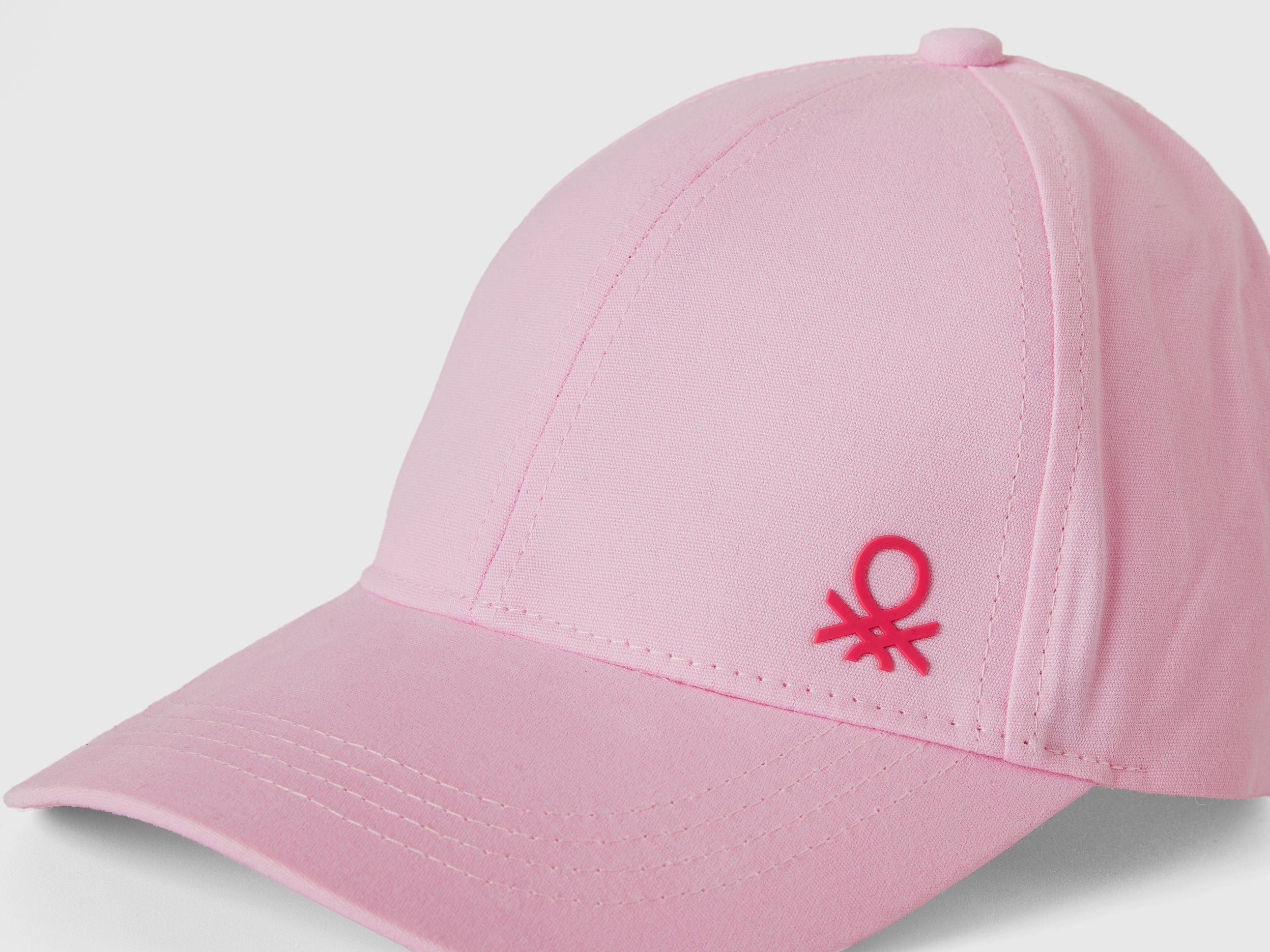 يونايتد كولورز اوف بينيتون كاب ولادي بشعار بحافة مقوسة