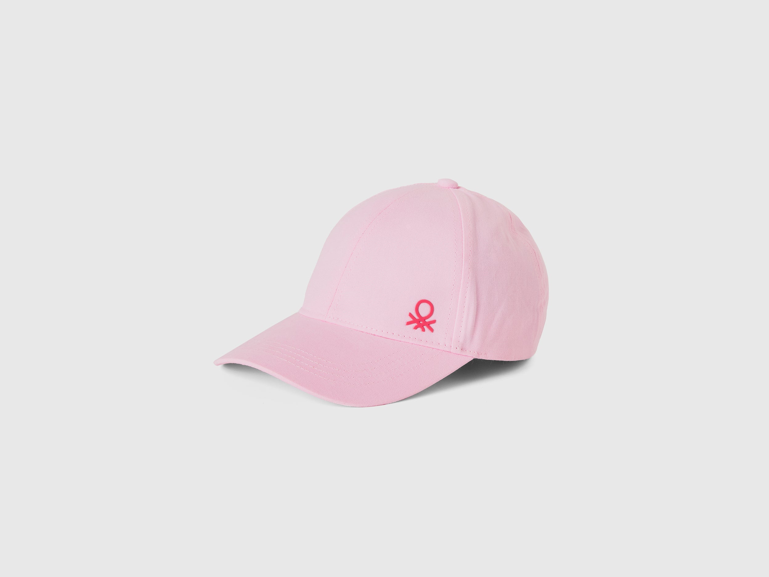 يونايتد كولورز اوف بينيتون كاب ولادي بشعار بحافة مقوسة