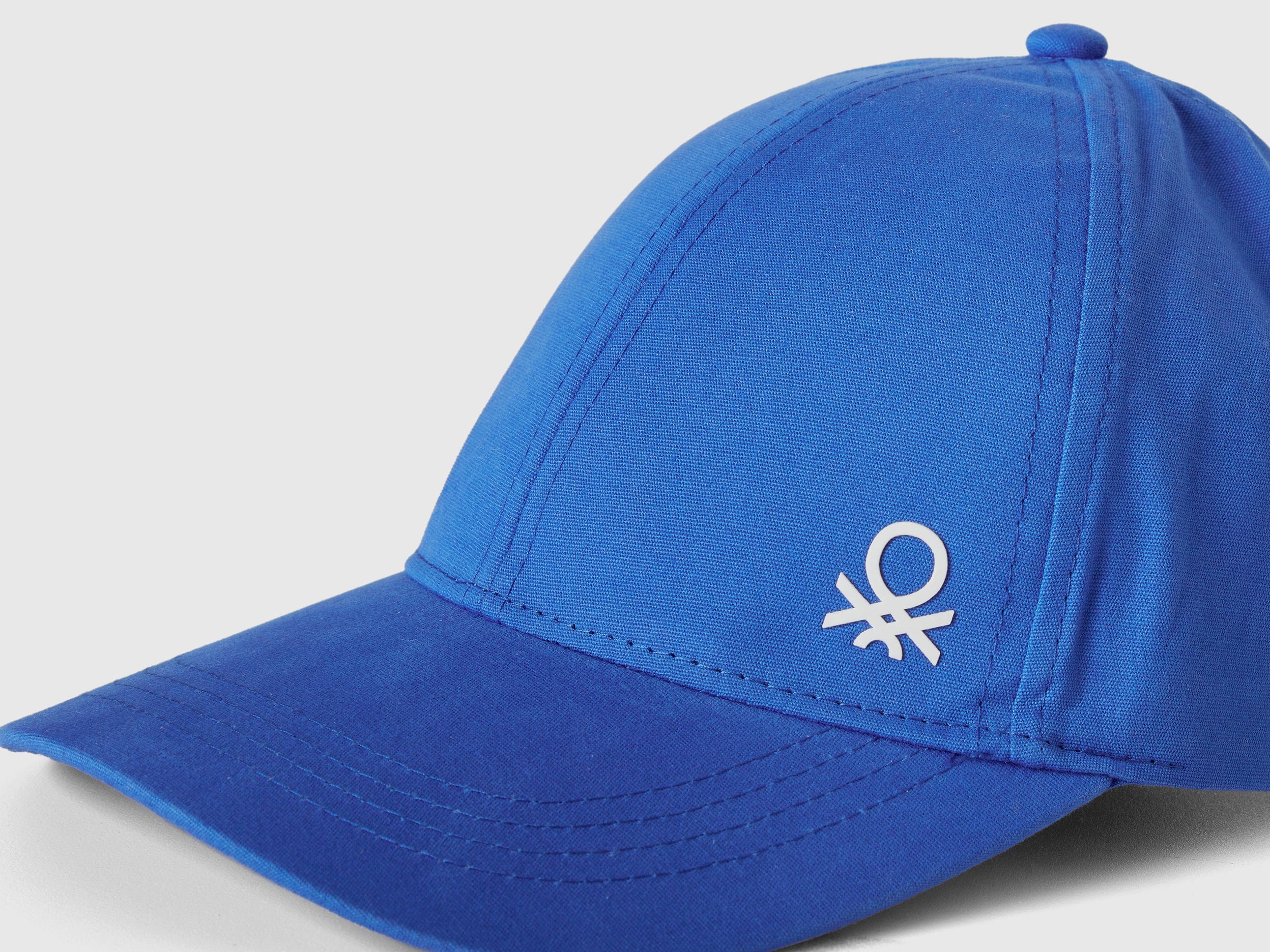 يونايتد كولورز اوف بينيتون كاب ولادي بشعار بحافة مقوسة