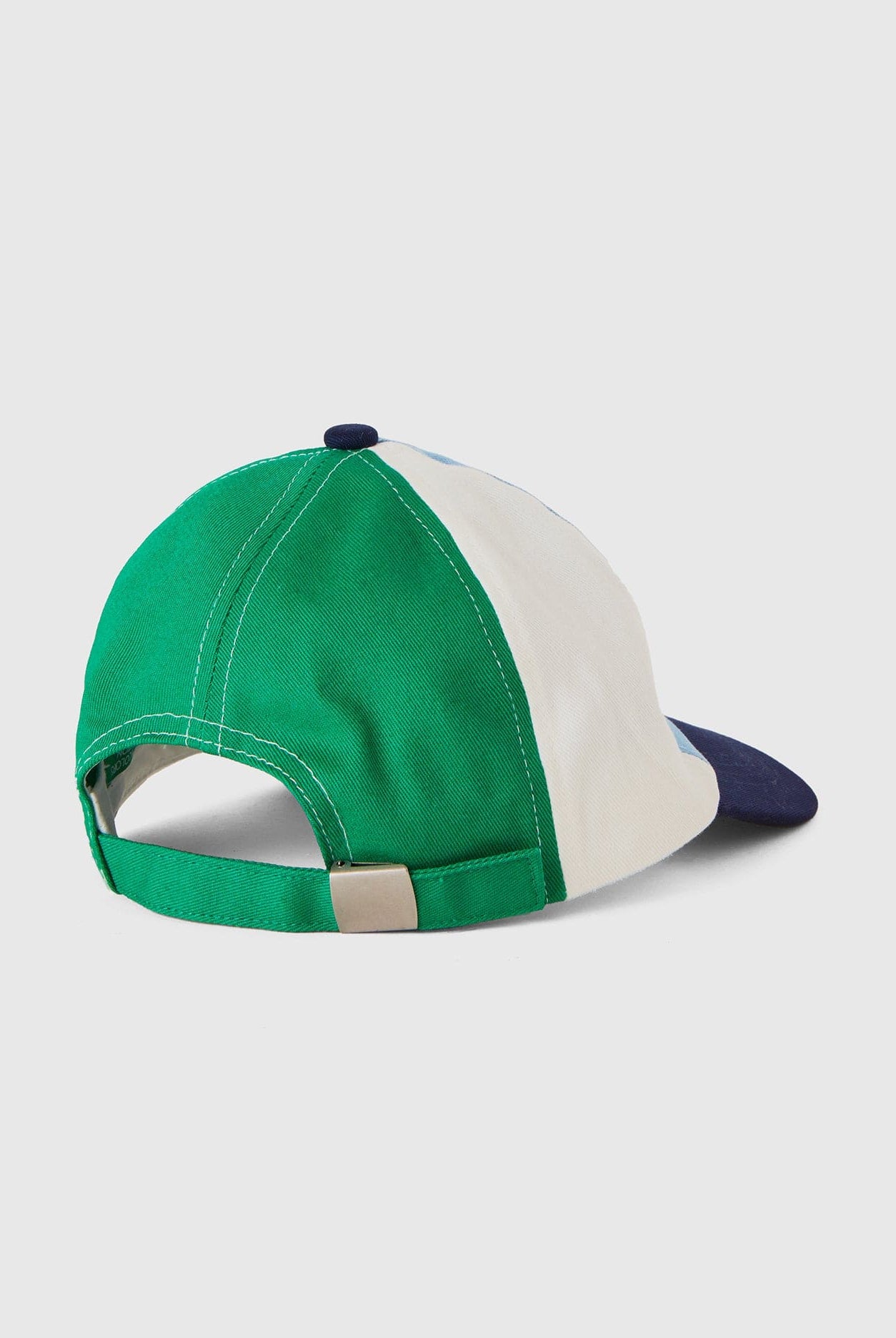 خصومات يونايتد كولورز اوف بينيتون قبعة بألوان متعددة بتطريز شعار على الجهة الأمامية للأولاد