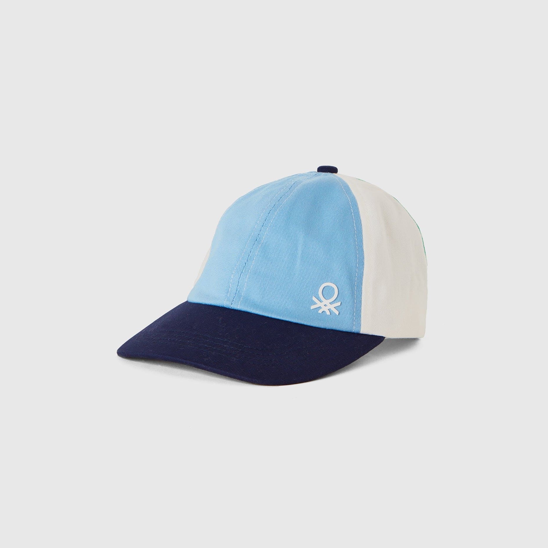 خصومات يونايتد كولورز اوف بينيتون قبعة بألوان متعددة بتطريز شعار على الجهة الأمامية للأولاد