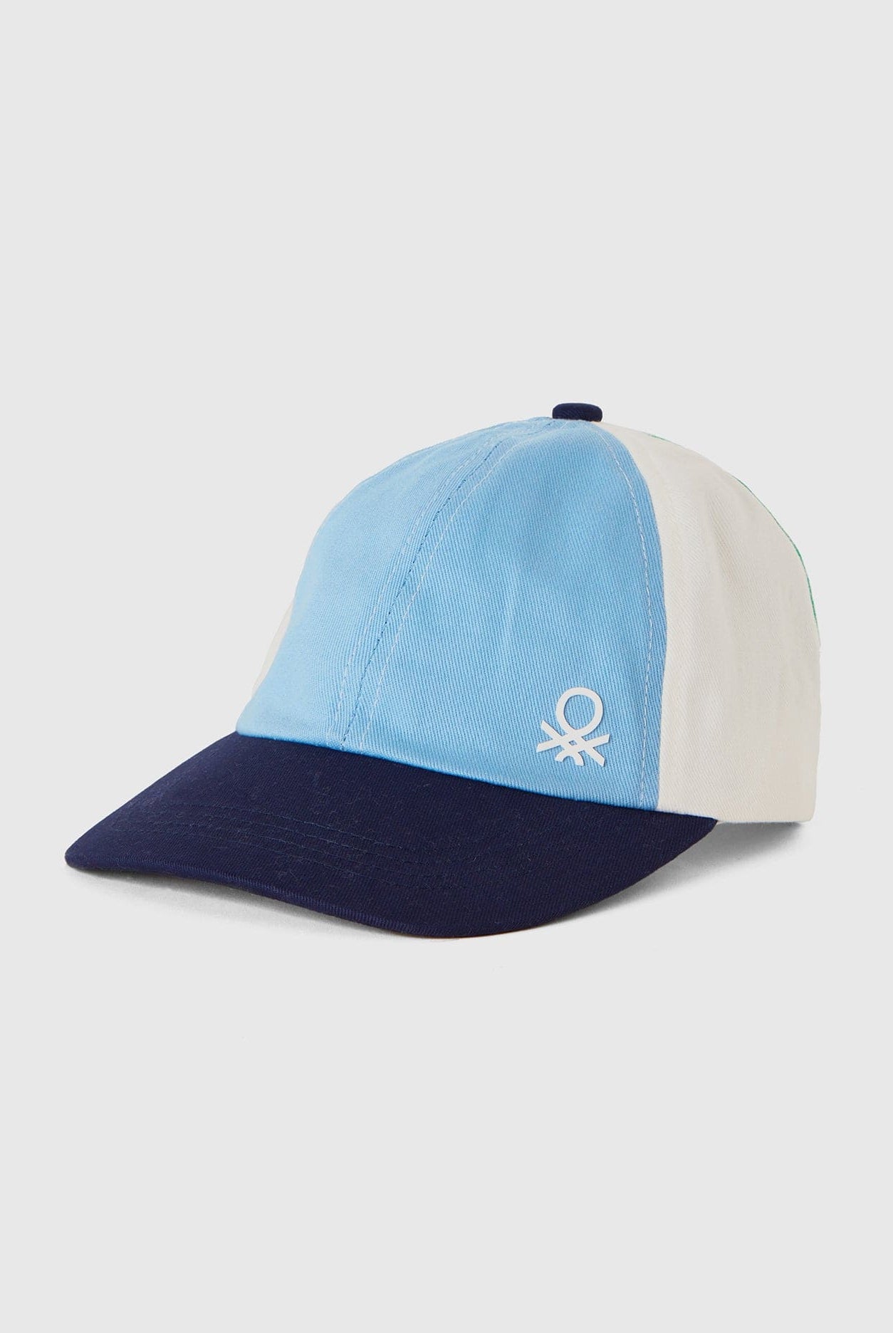 خصومات يونايتد كولورز اوف بينيتون قبعة بألوان متعددة بتطريز شعار على الجهة الأمامية للأولاد