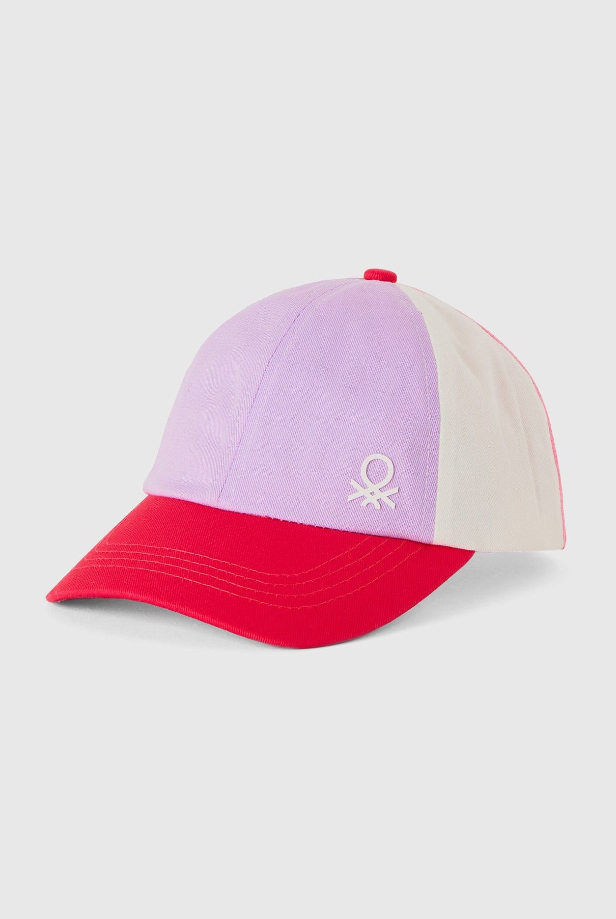 خصومات يونايتد كولورز اوف بينيتون قبعة بألوان متعددة بتطريز شعار على الجهة الأمامية للأولاد