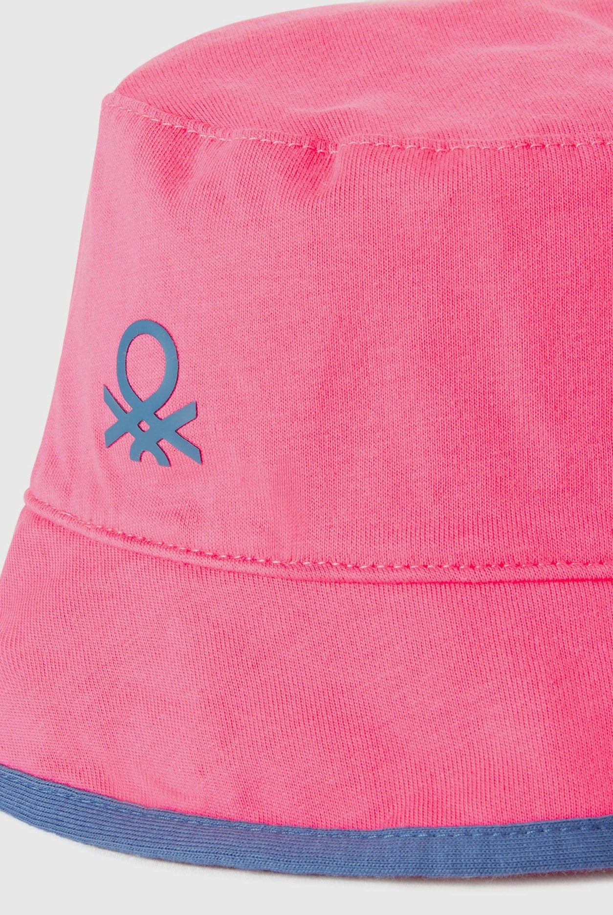 يونايتد كولورز اوف بينيتون قبعة الصياد دائرية ولادي بطبعة لوجو