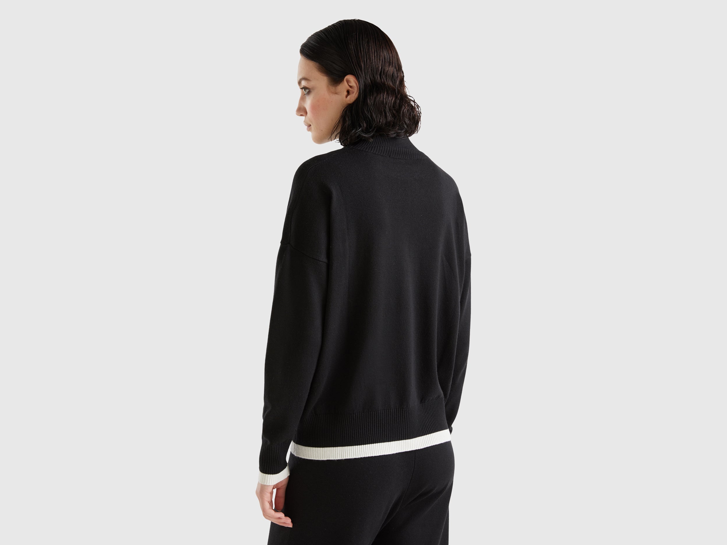 يونايتد كولورز اوف بينيتون بلوفر بياقة عالية وجيب منقوش نسائي