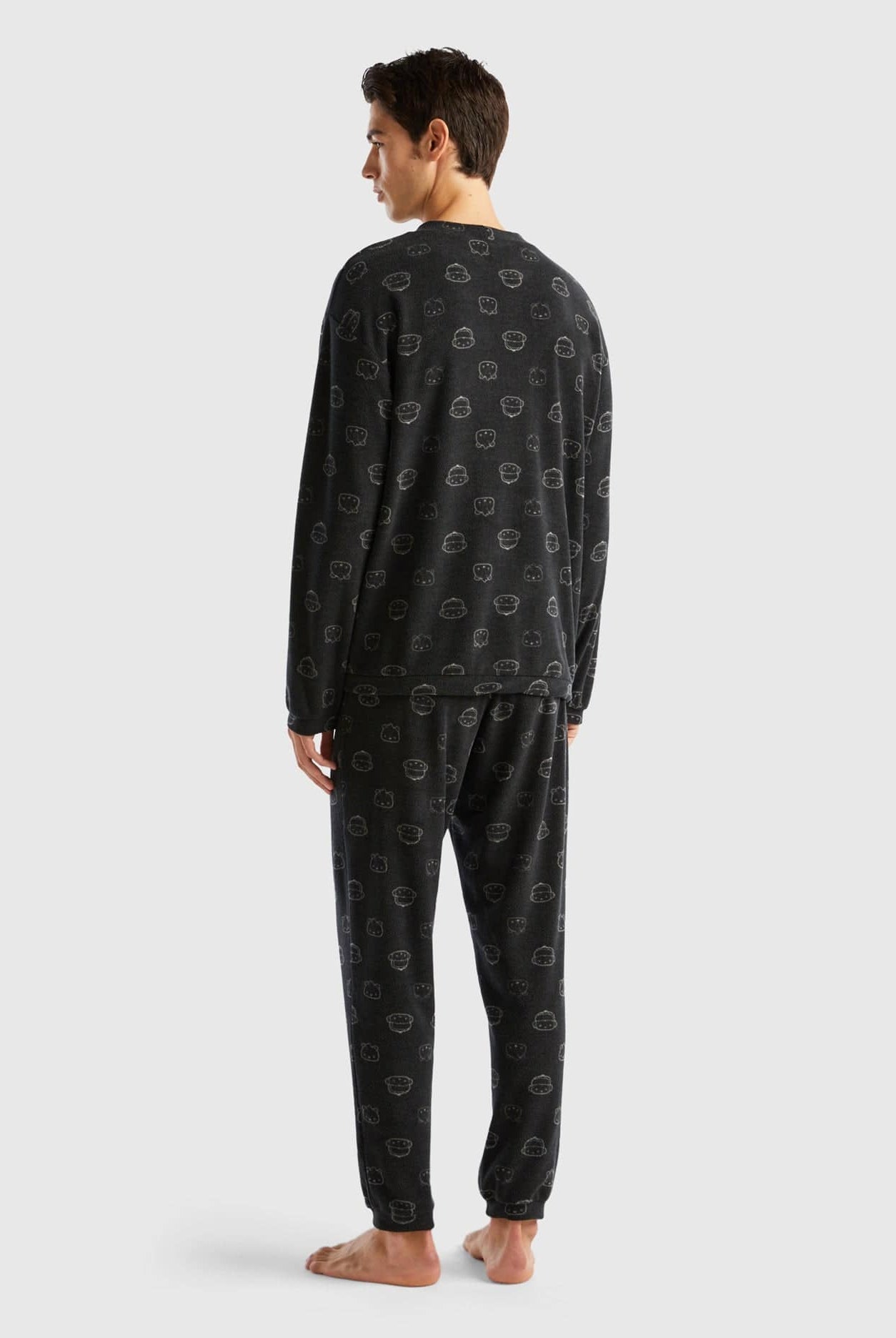 يونايتد كولورز اوف بينيتون طقم بيجامة مطبوع بكل الأنماط ومطوي رجالي