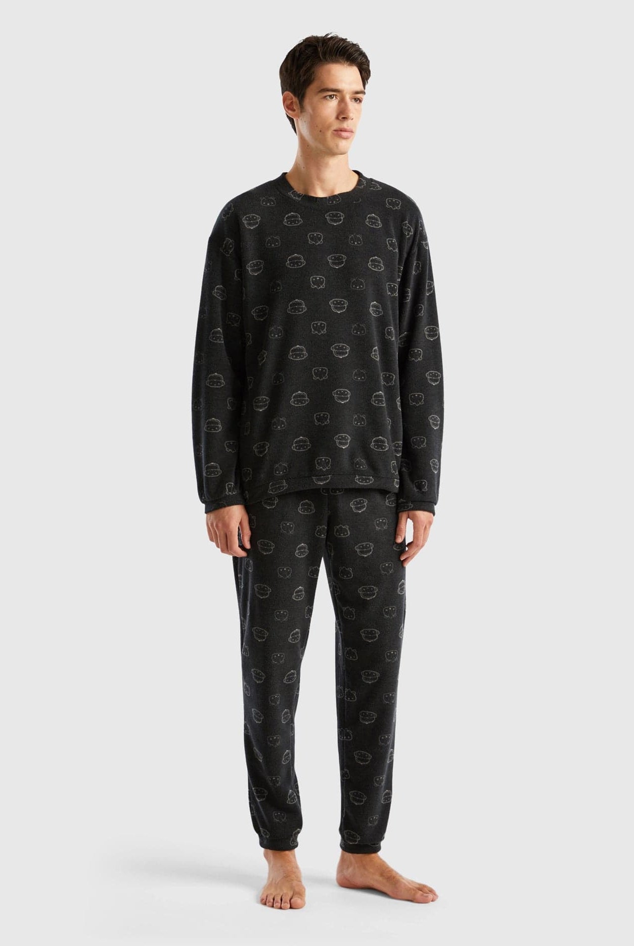 يونايتد كولورز اوف بينيتون طقم بيجامة مطبوع بكل الأنماط ومطوي رجالي