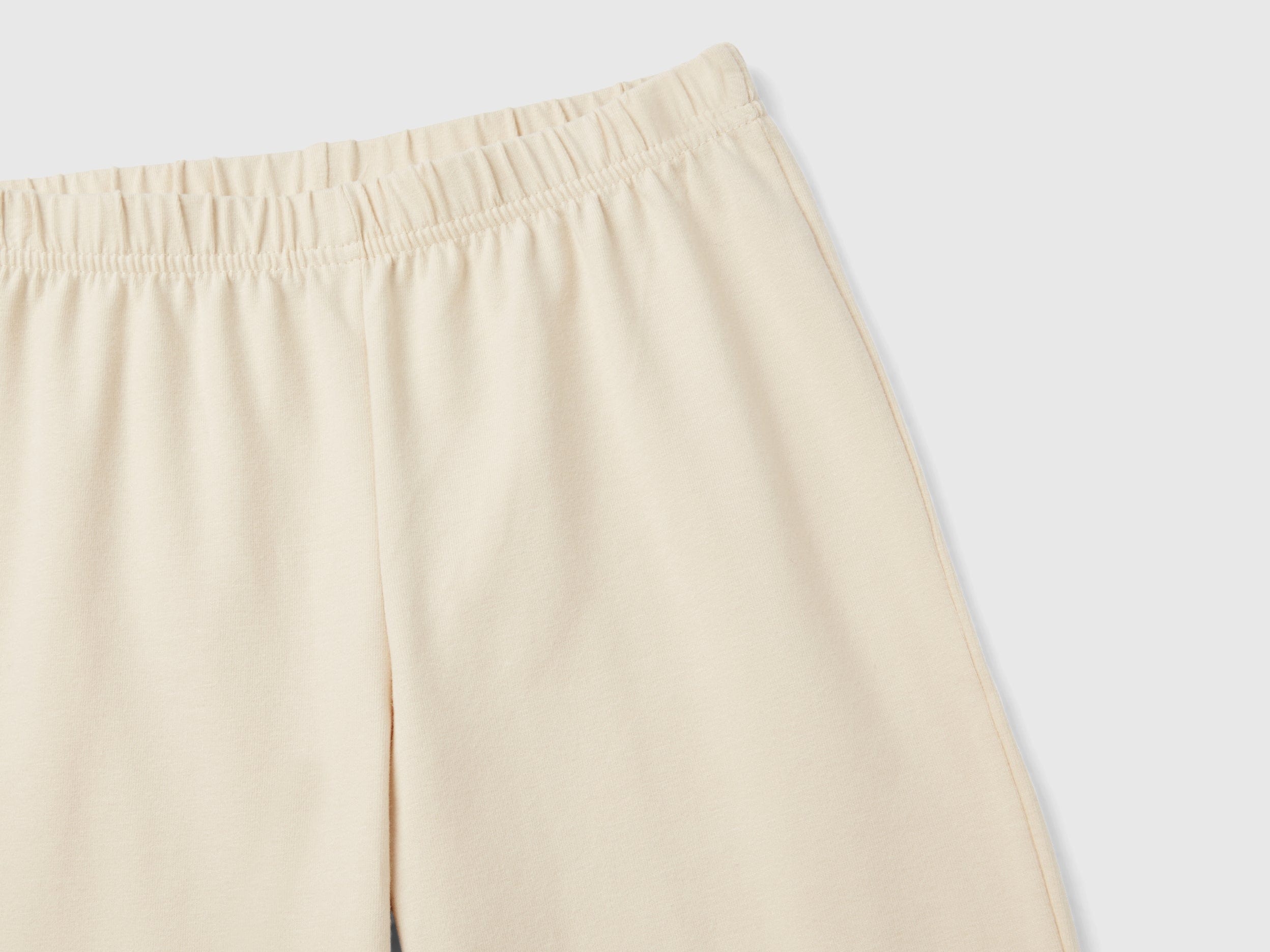 يونايتد كولورز اوف بينيتون بيجامة مطبوعة بشعار أطفالي