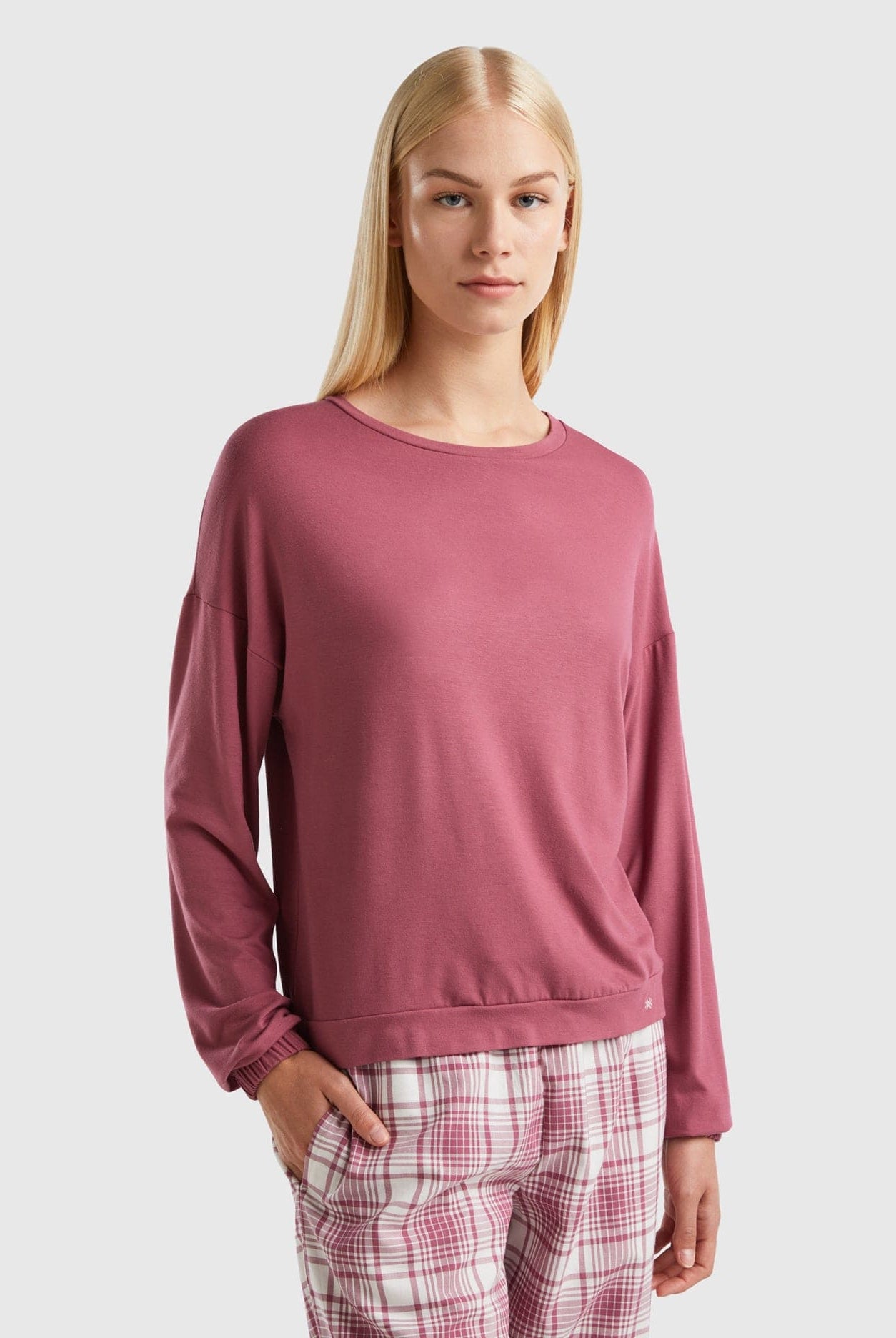 يونايتد كولورز اوف بينيتون تيشيرت سادة نسائي كم طويل