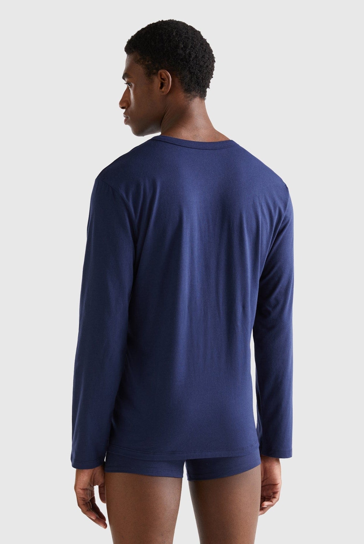 يونايتد كولورز اوف بينيتون تيشيرت رجالي بشعار من قطن الألياف الطويلة