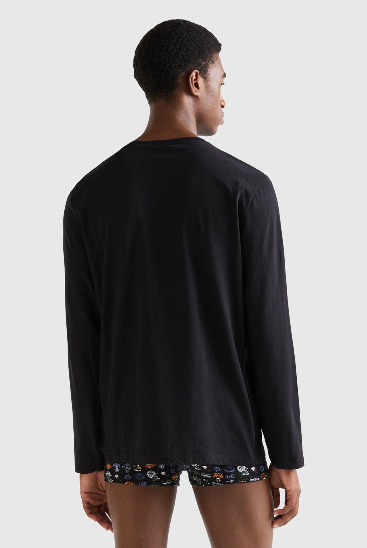 يونايتد كولورز اوف بينيتون تي شيرت شبابي برسمة ديزني بأكمام طويلة