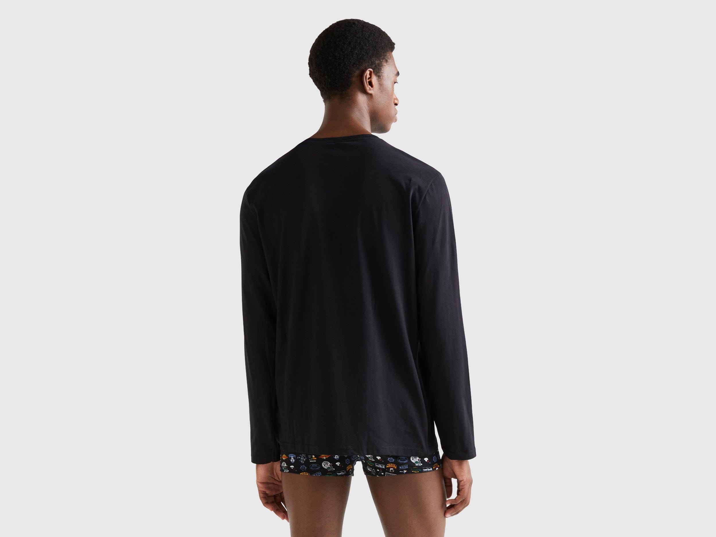 يونايتد كولورز اوف بينيتون تي شيرت شبابي برسمة ديزني بأكمام طويلة