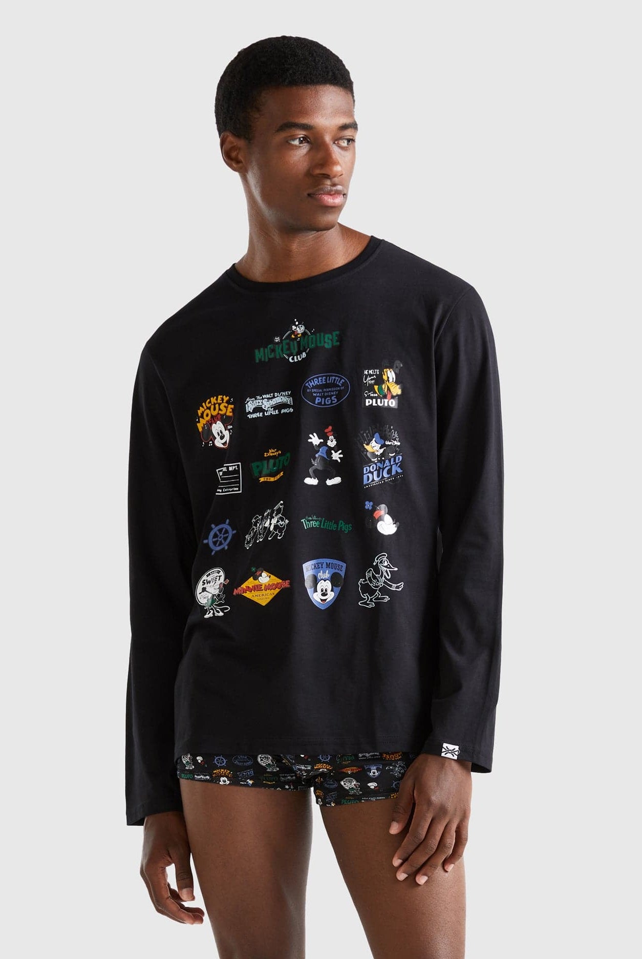 يونايتد كولورز اوف بينيتون تي شيرت شبابي برسمة ديزني بأكمام طويلة
