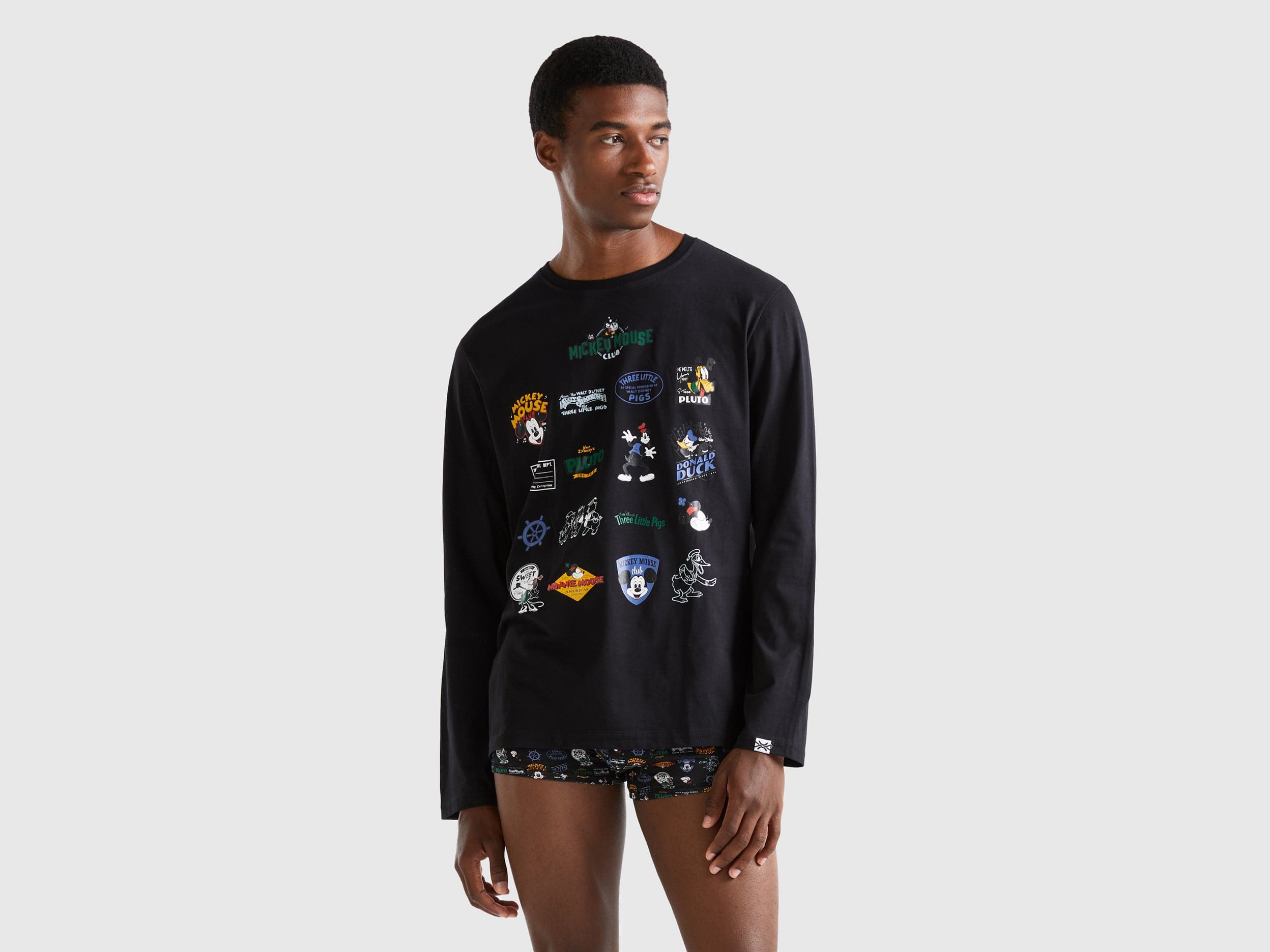 يونايتد كولورز اوف بينيتون تي شيرت شبابي برسمة ديزني بأكمام طويلة