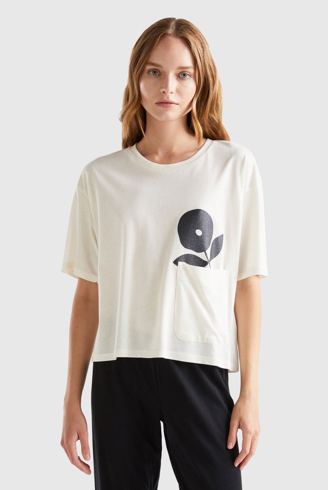 يونايتد كولورز اوف بينيتون تيشيرت واسع بنقشة زهور نص كم نسائي