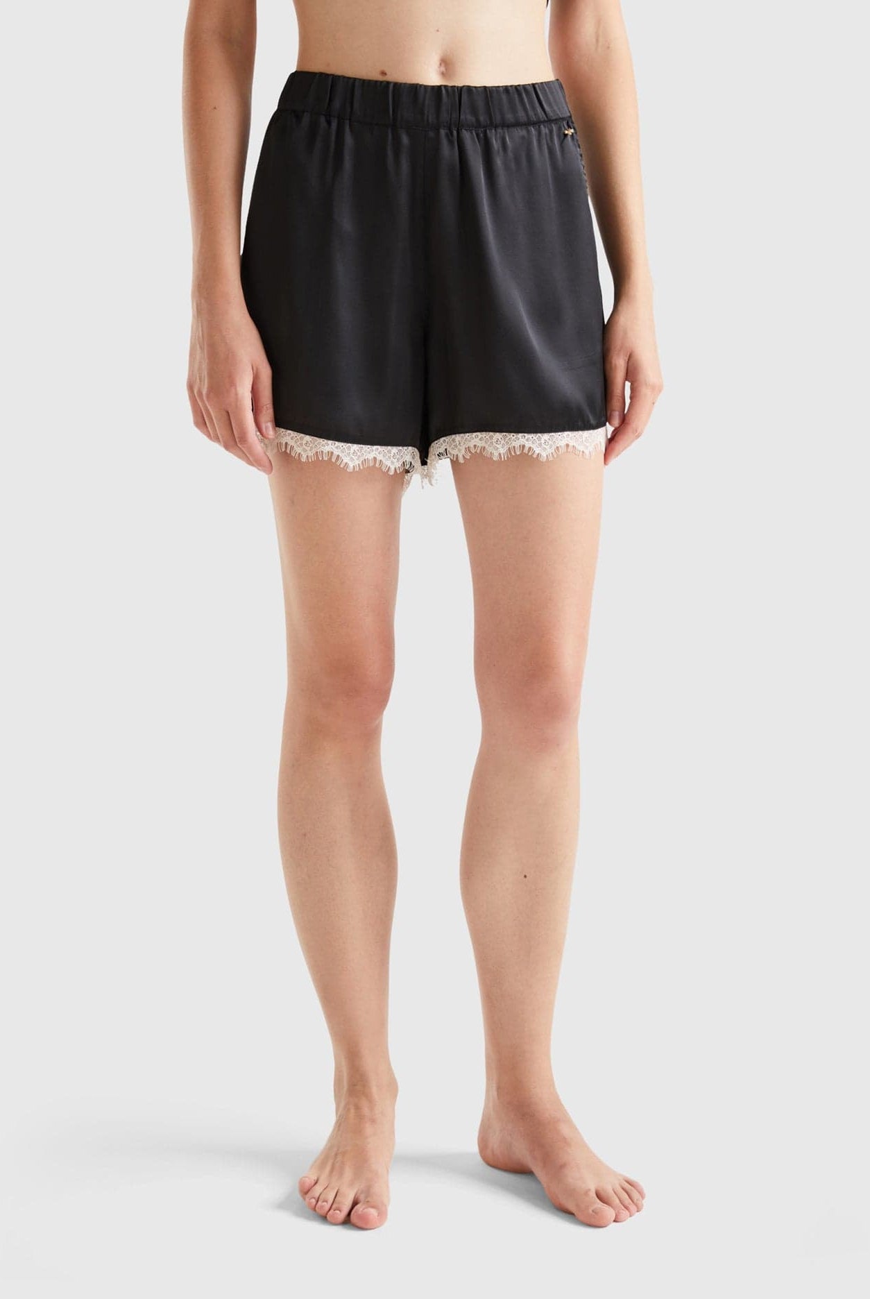 يونايتد كولورز اوف بينيتون شورت ستان نسائي مزين بدانتيل