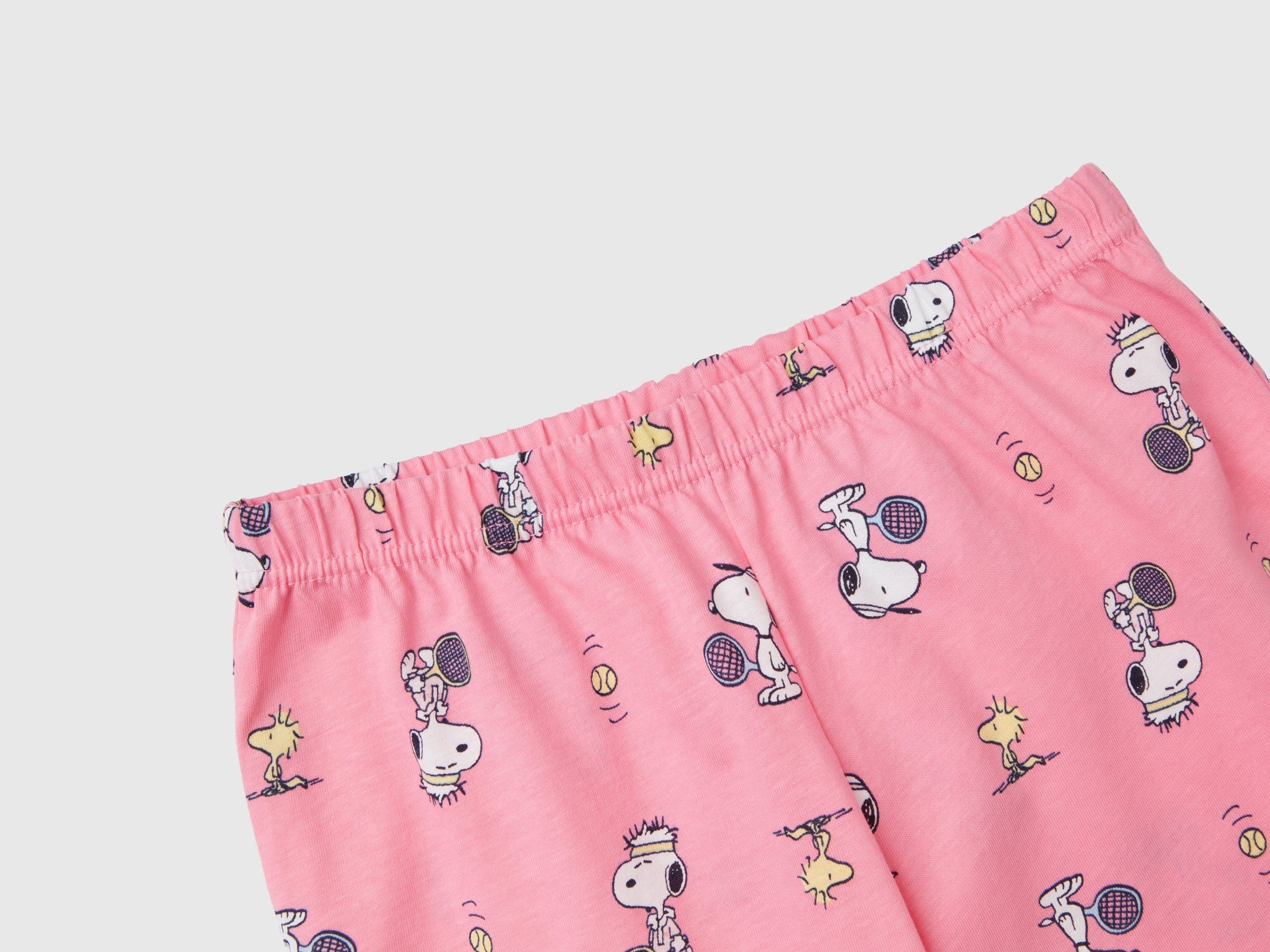 يونايتد كولورز اوف بينيتون طقم بيجامة بناتي كم طويل ورسمه على الصدر