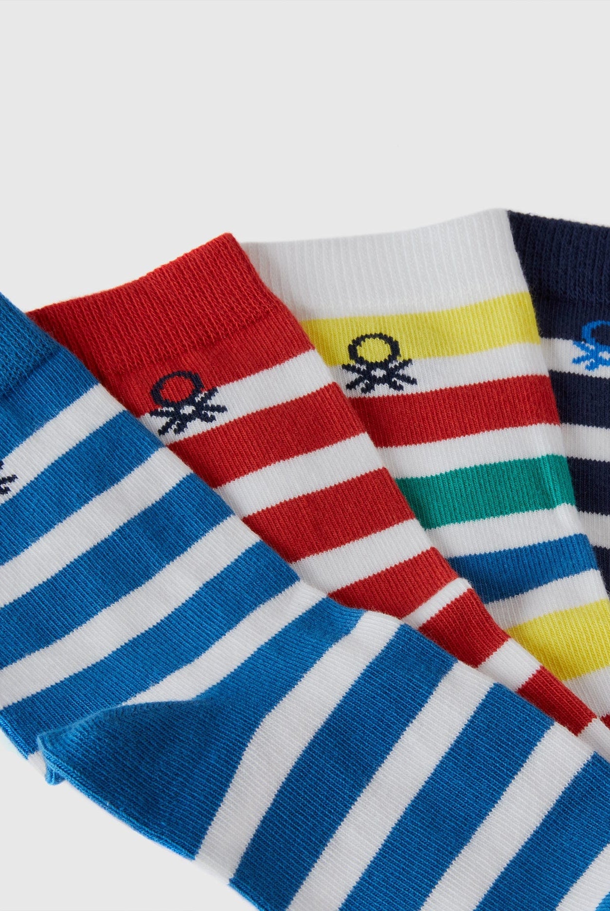 يونايتد كولورز اوف بينيتون عبوة من أربعة جوارب اطفالي جاكار ذات شعار