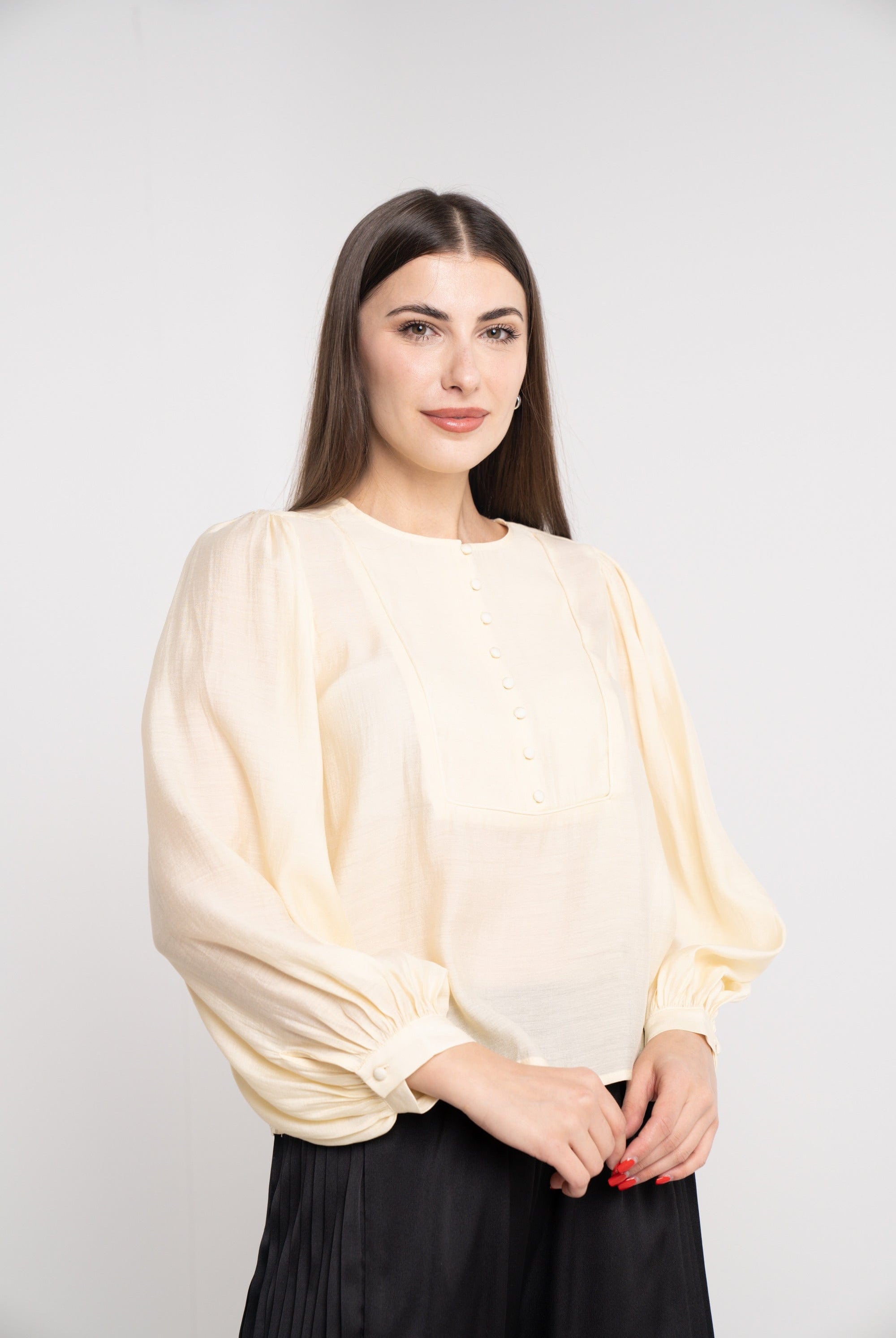 نتشي بلوزة سادة أكمام طويلة بف