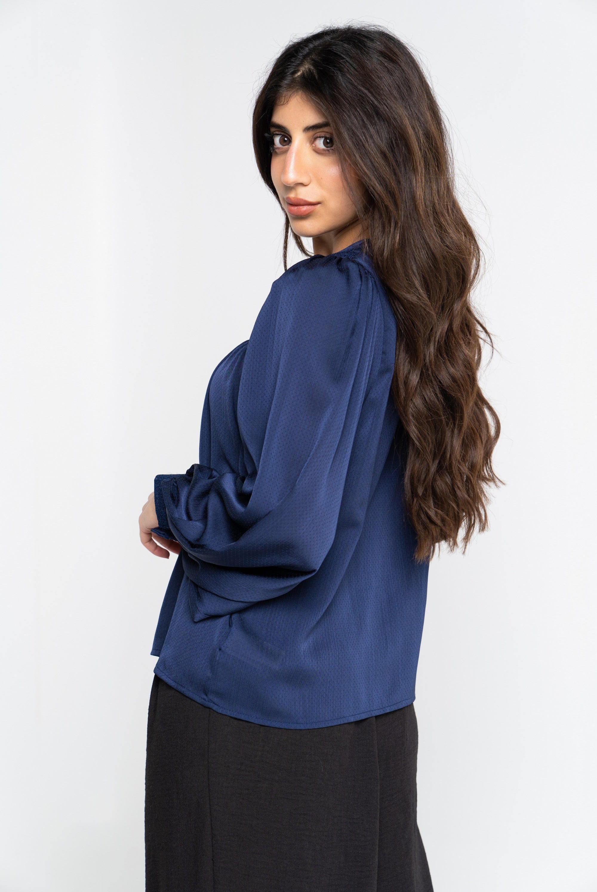 نتشي بلوزة سادة أكمام طويلة بف