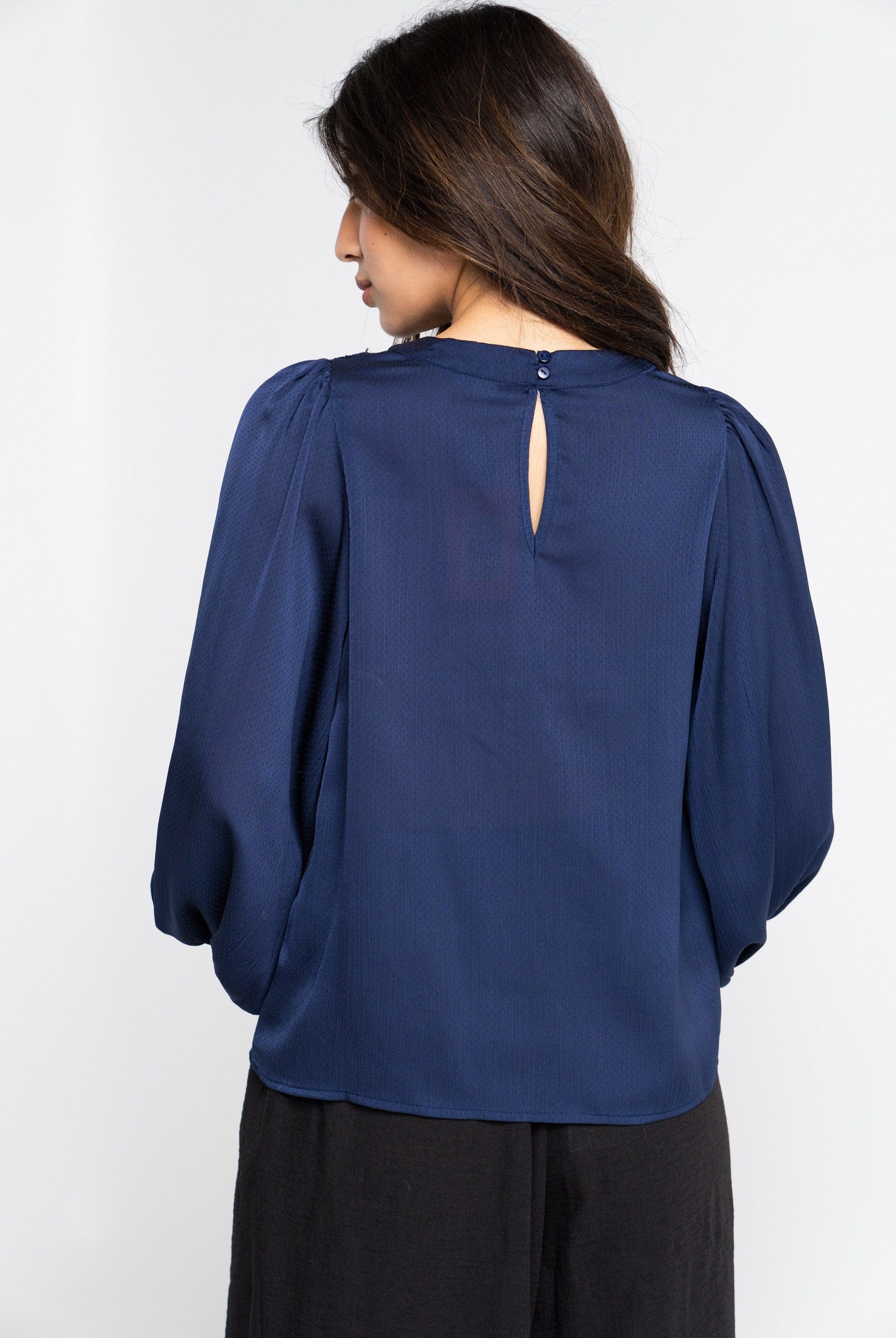 نتشي بلوزة سادة أكمام طويلة بف