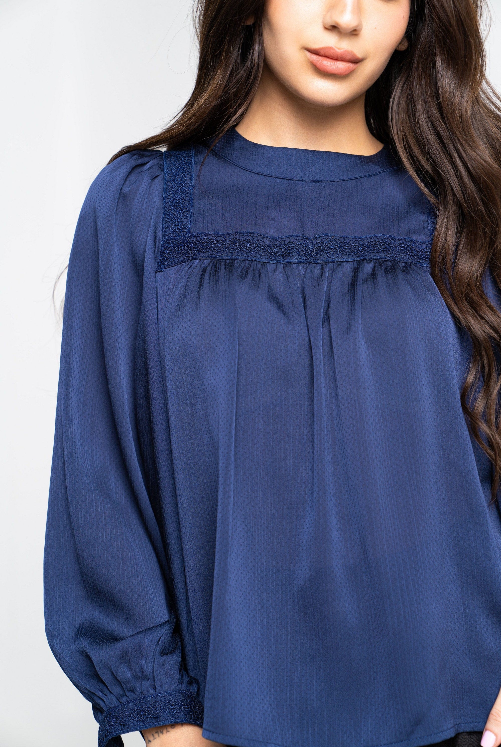 نتشي بلوزة سادة أكمام طويلة بف