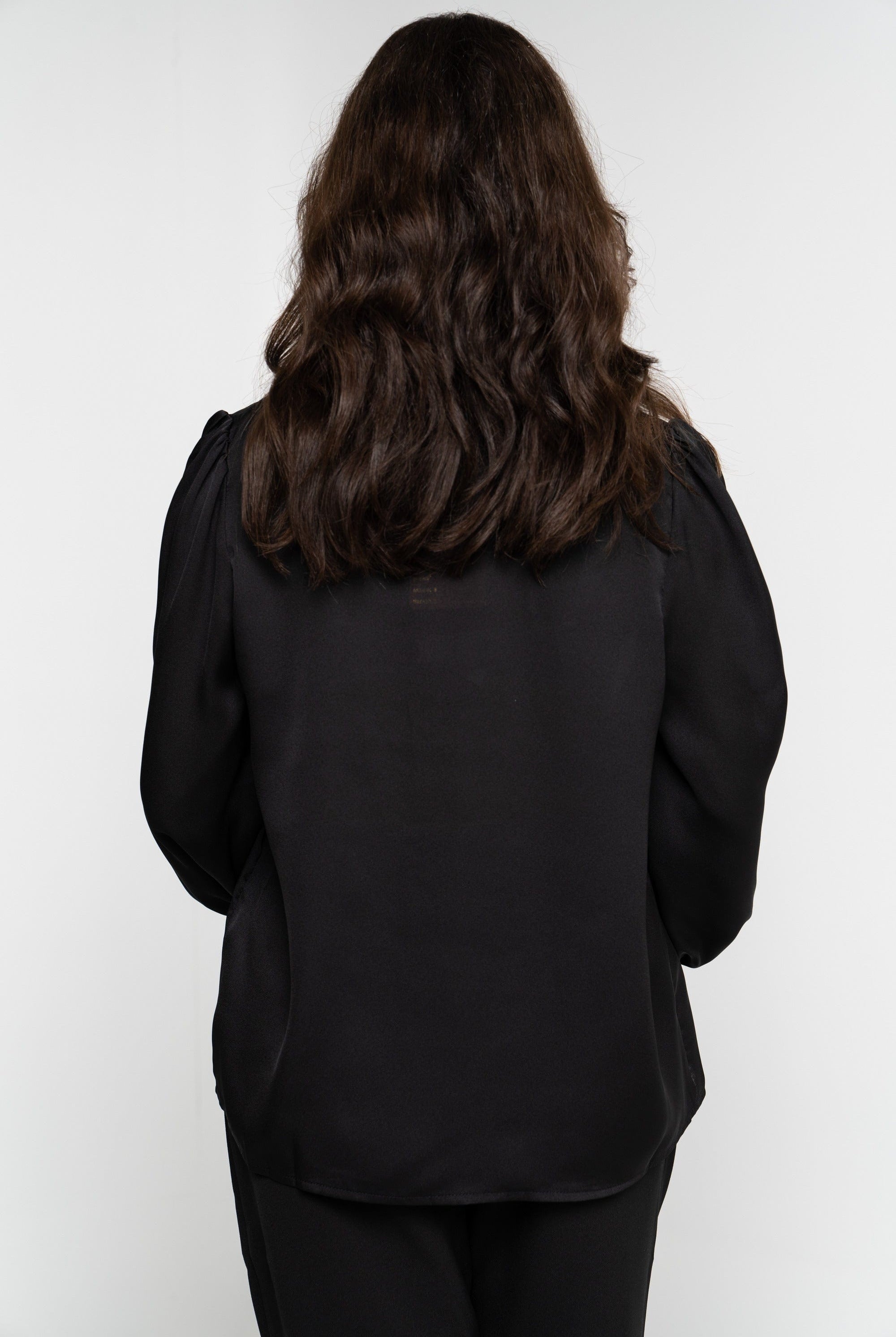 نتشي بلوزة بفتحة صدر سبعة بأكمام طويلة نسائية