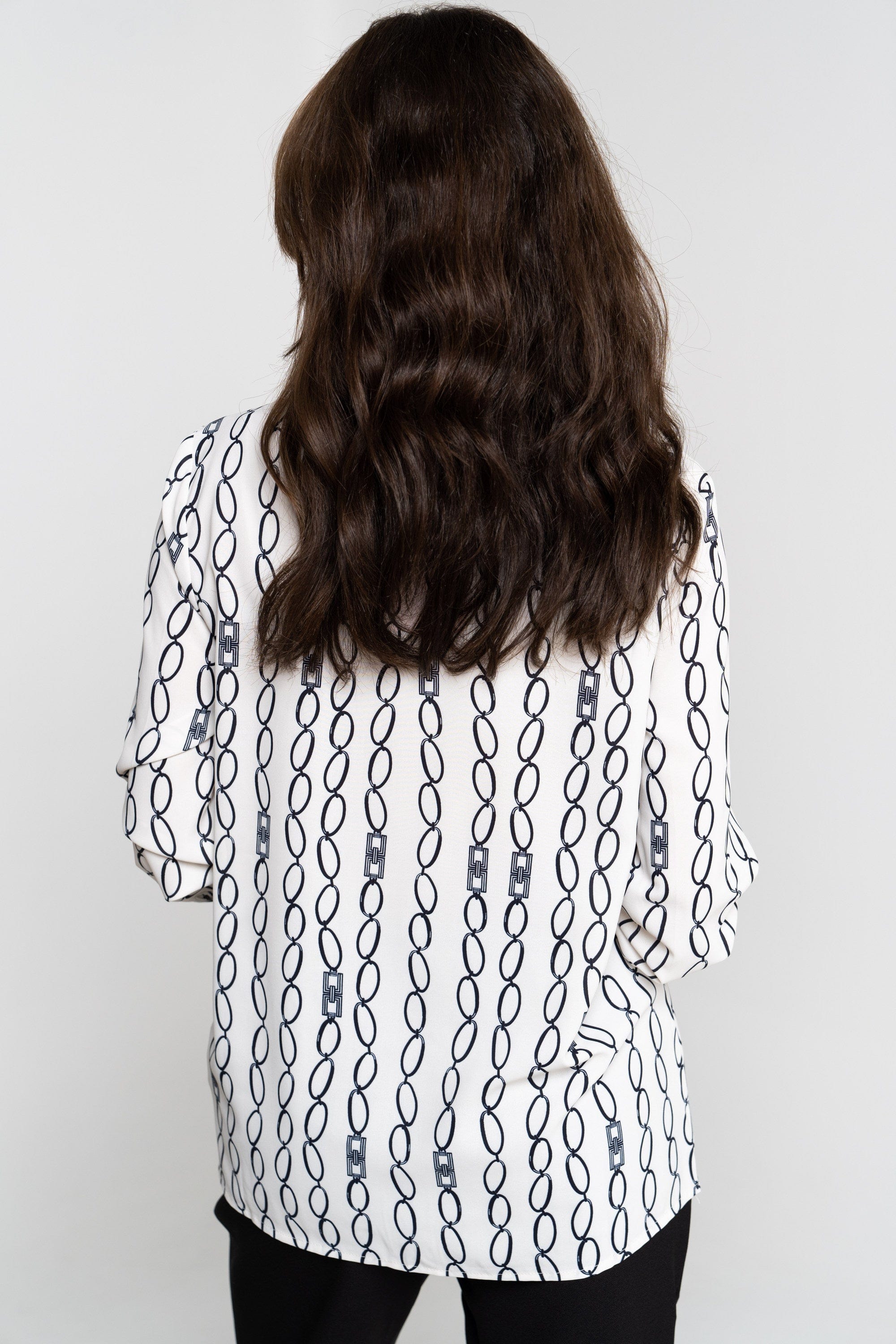 نتشي قميص نسائي بأكمام طويلة بنمط بياقة سوداء