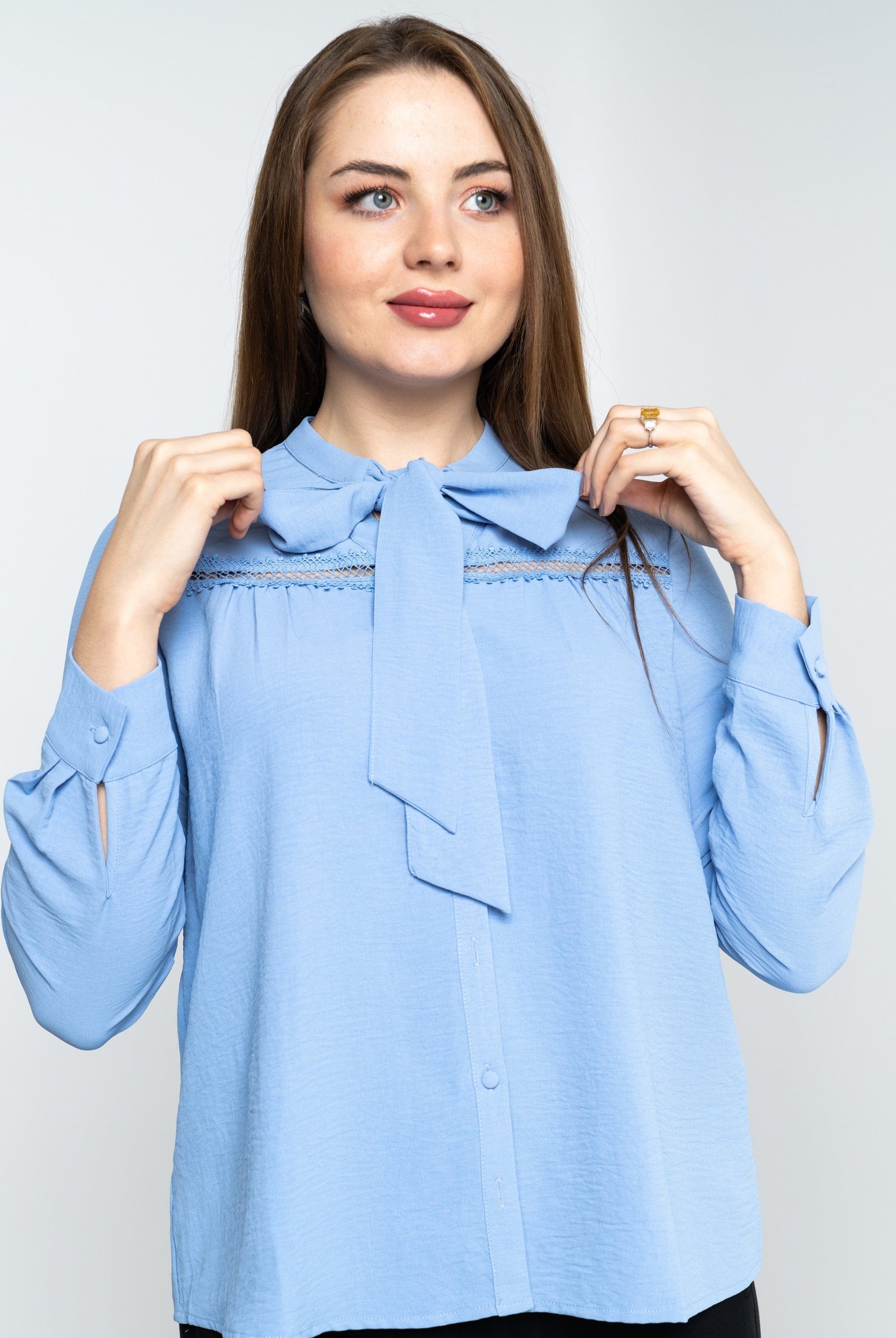 نتشي بلوزة مخرمة من الصدر بربطة عنق بأكمام طويلة