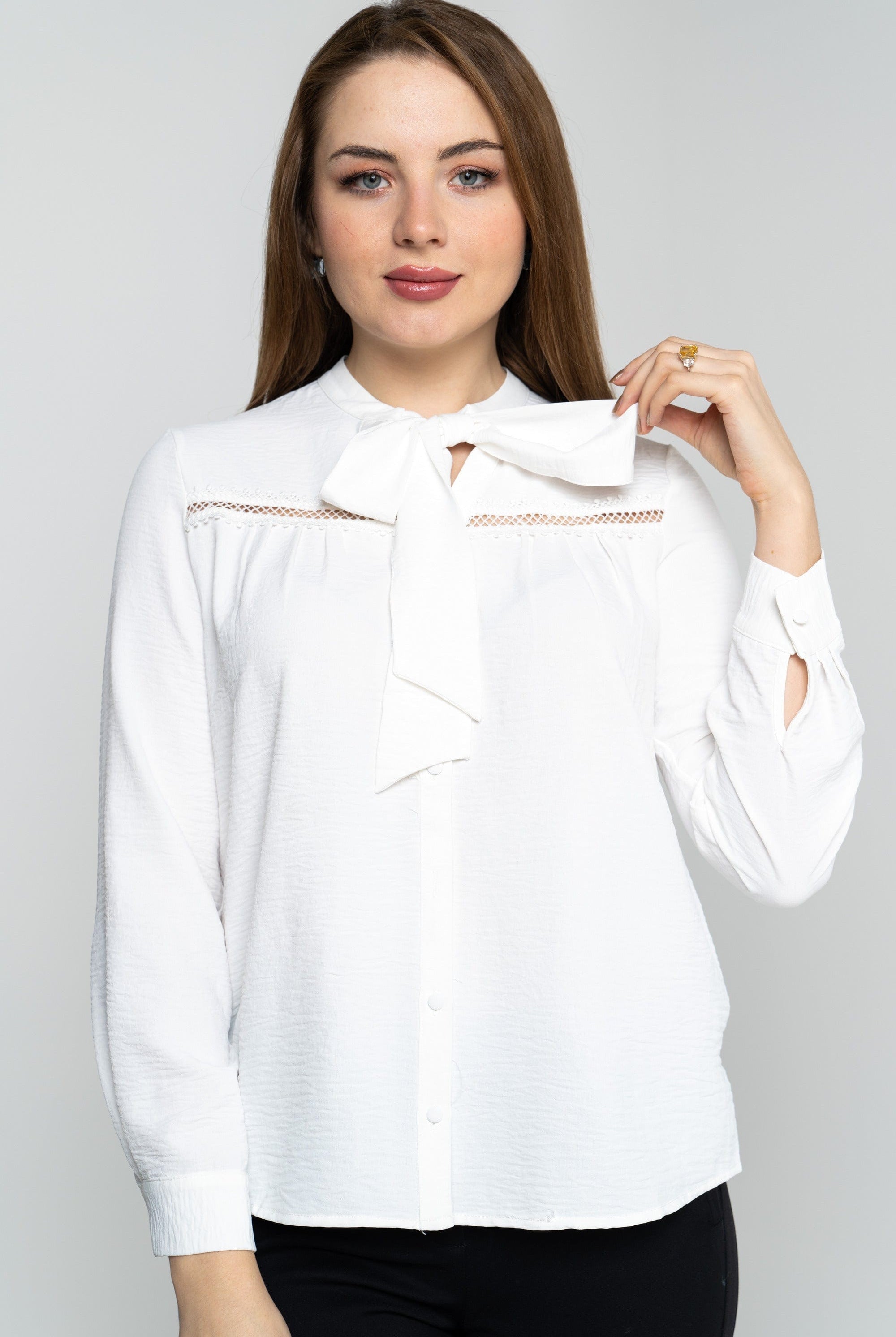 نتشي بلوزة مخرمة من الصدر بربطة عنق بأكمام طويلة