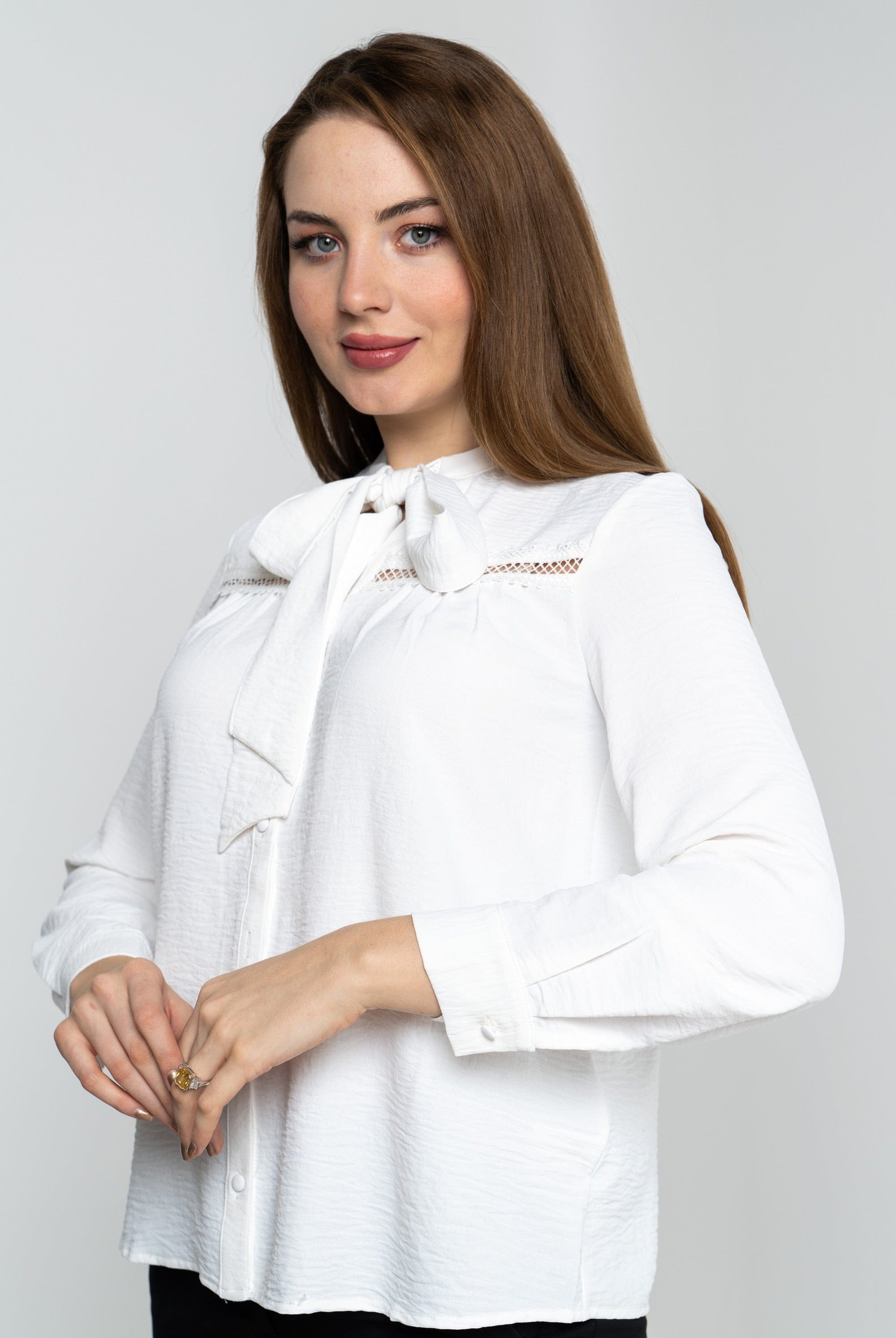 نتشي بلوزة مخرمة من الصدر بربطة عنق بأكمام طويلة