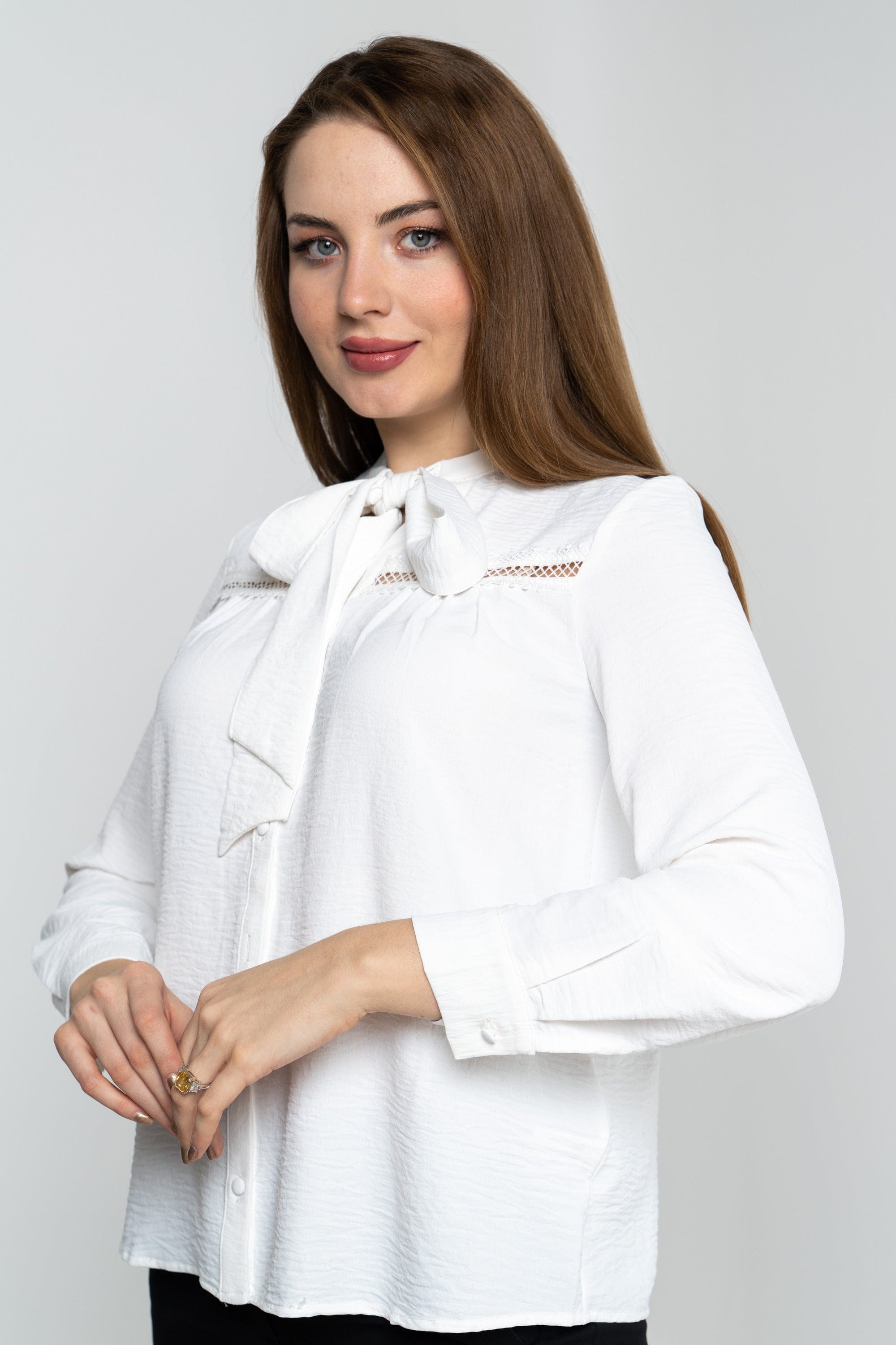 نتشي بلوزة مخرمة من الصدر بربطة عنق بأكمام طويلة