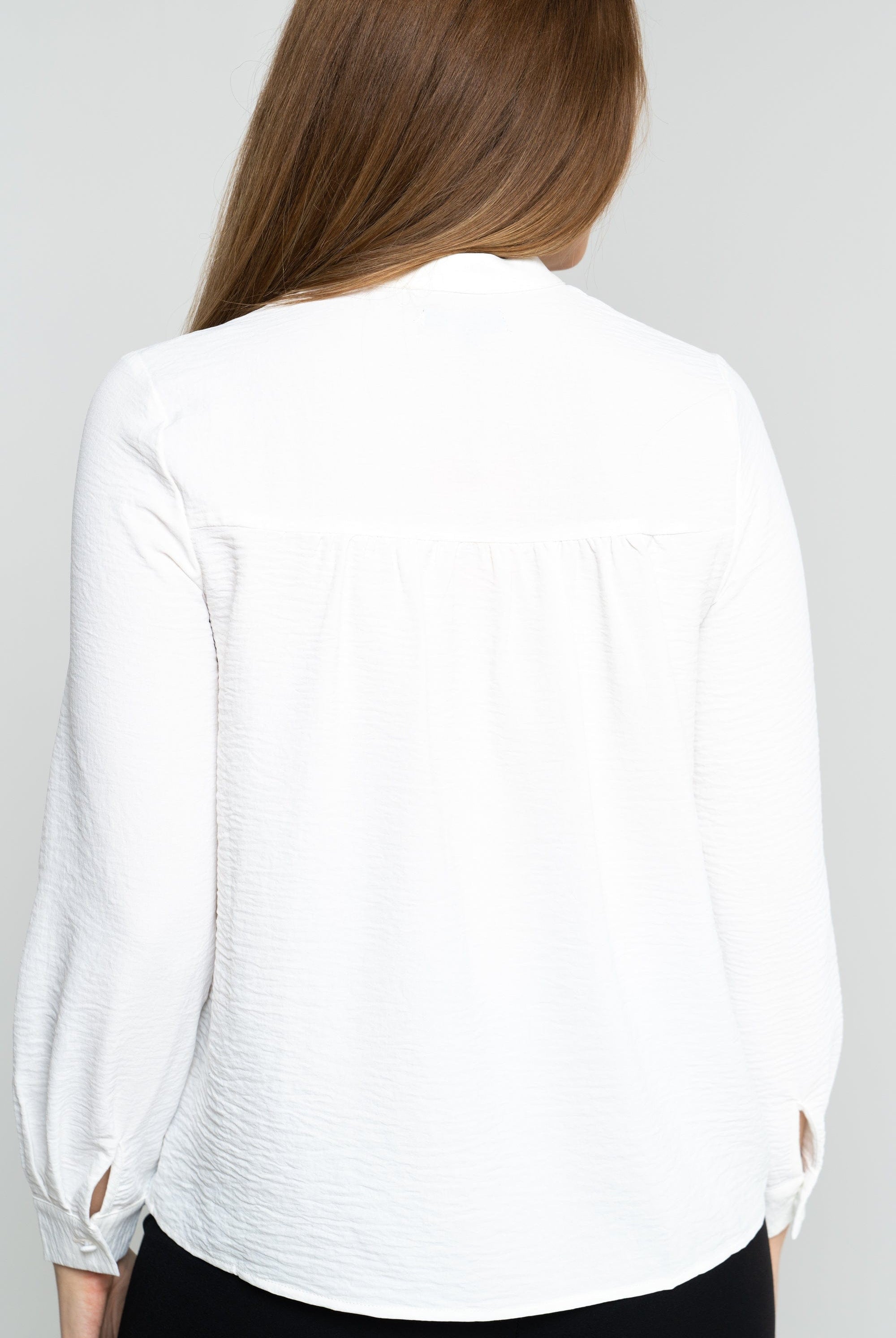 نتشي بلوزة مخرمة من الصدر بربطة عنق بأكمام طويلة