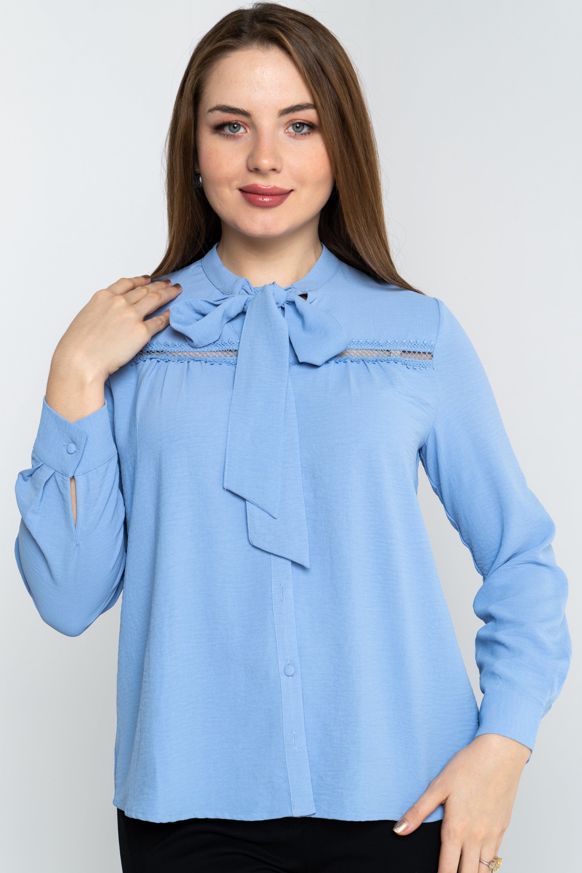 نتشي بلوزة مخرمة من الصدر بربطة عنق بأكمام طويلة