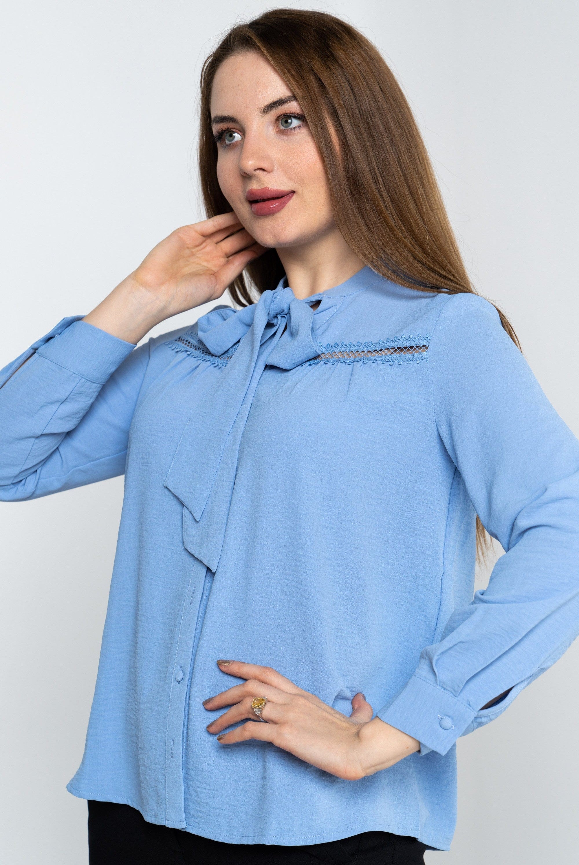 نتشي بلوزة مخرمة من الصدر بربطة عنق بأكمام طويلة