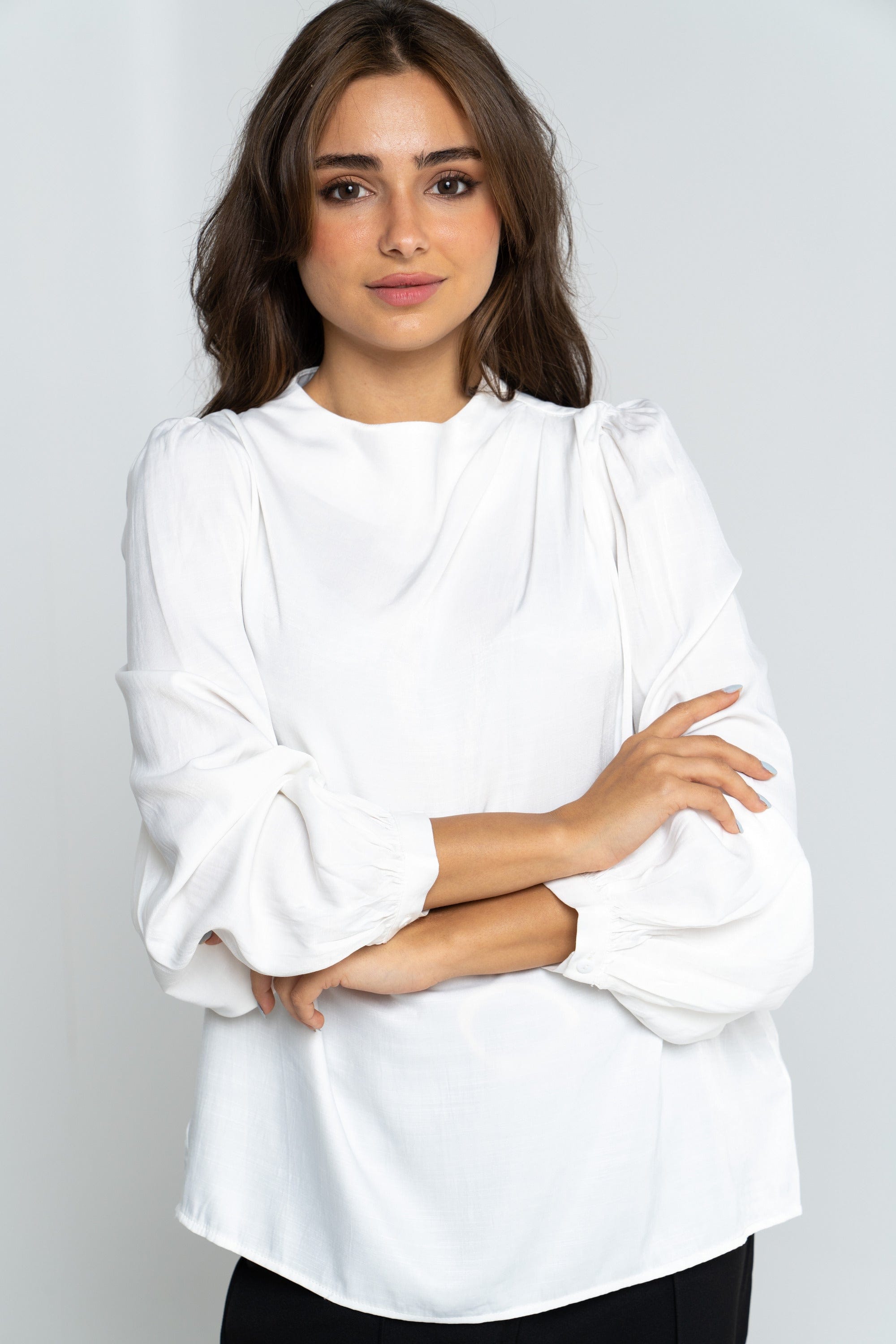 نتشي بلوزة سادة بأكمام طويلة بكشكشة على الكتف