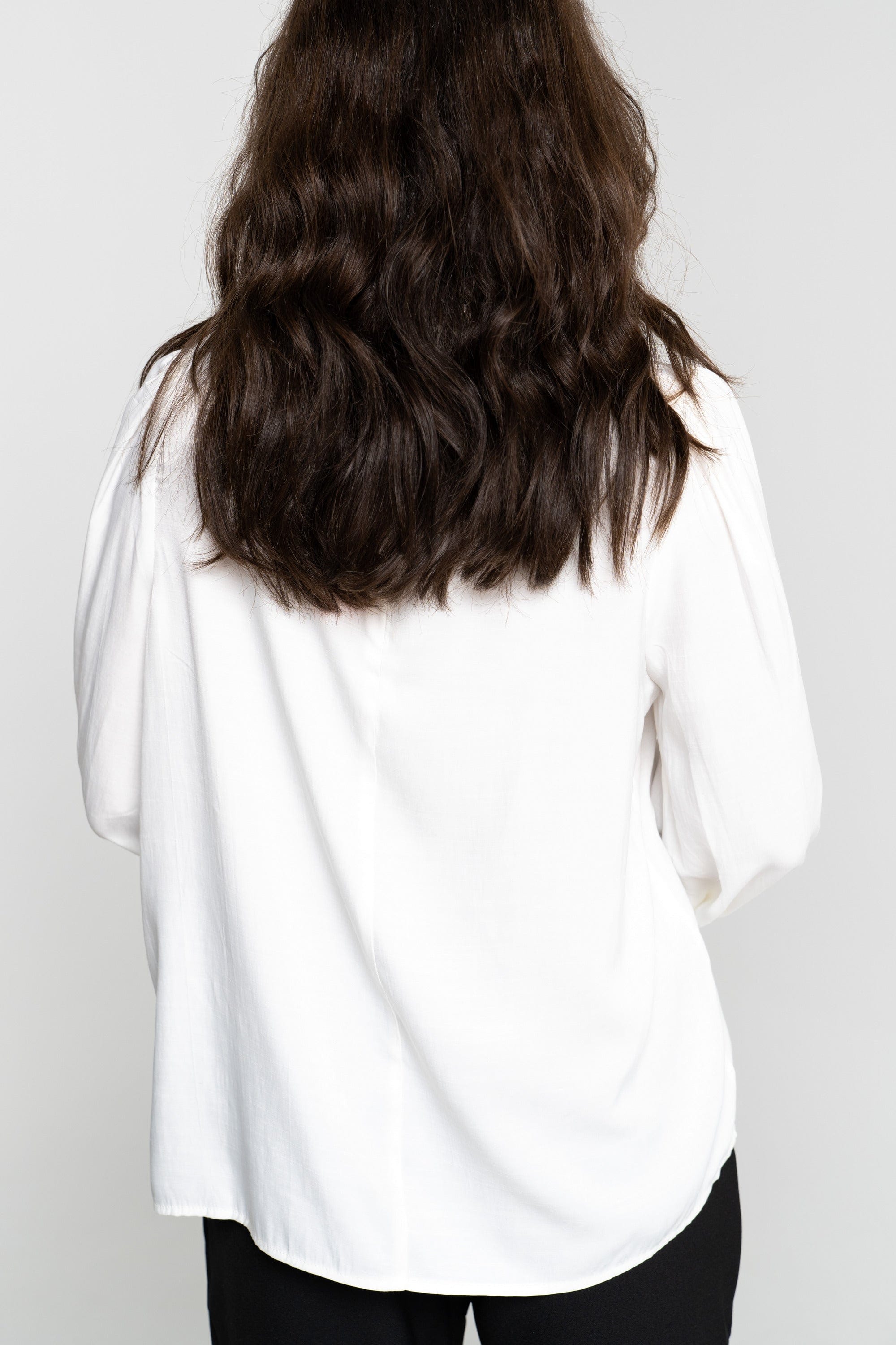 نتشي بلوزة سادة بأكمام طويلة بكشكشة على الكتف