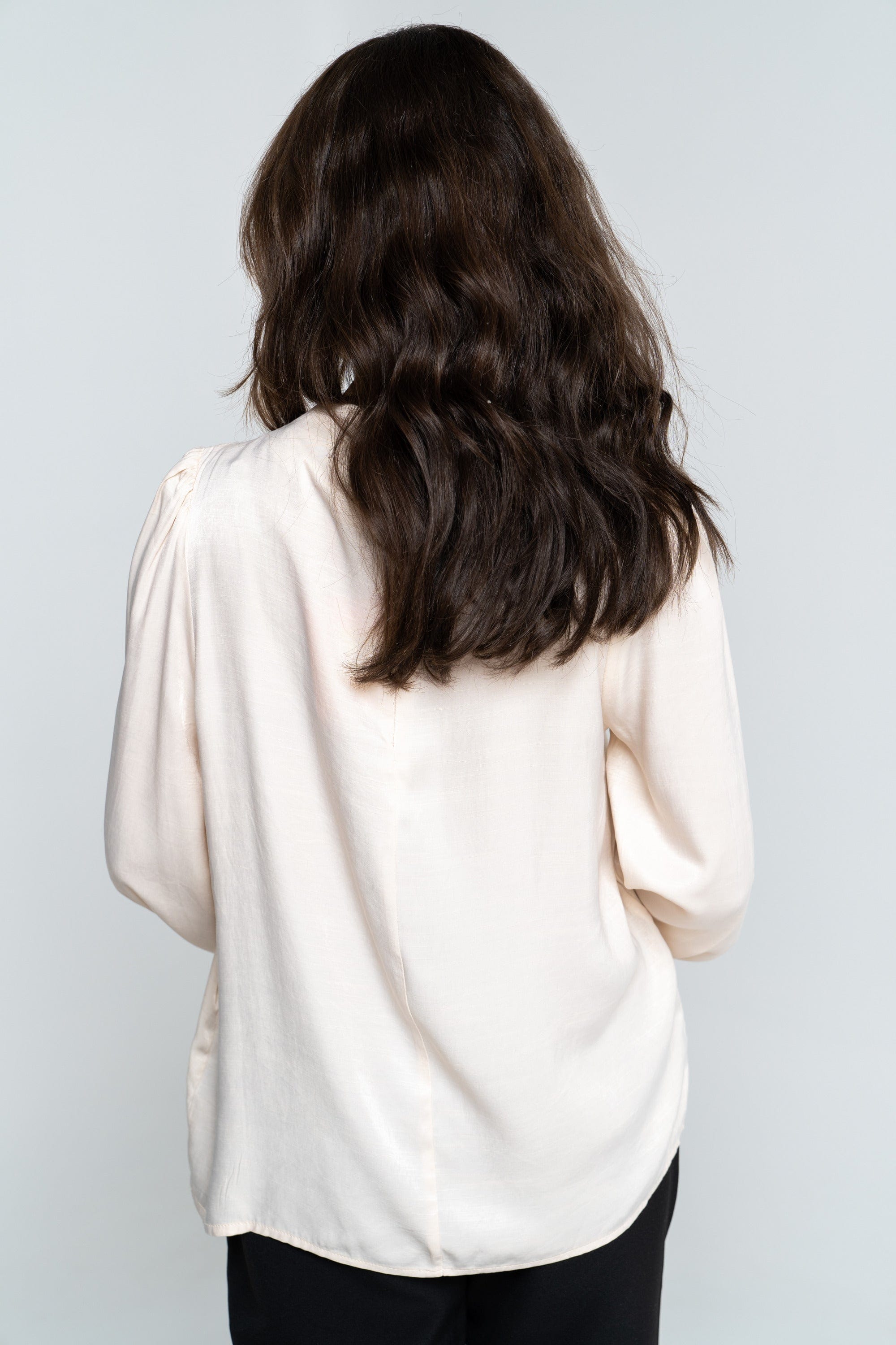 نتشي بلوزة سادة بأكمام طويلة بكشكشة على الكتف