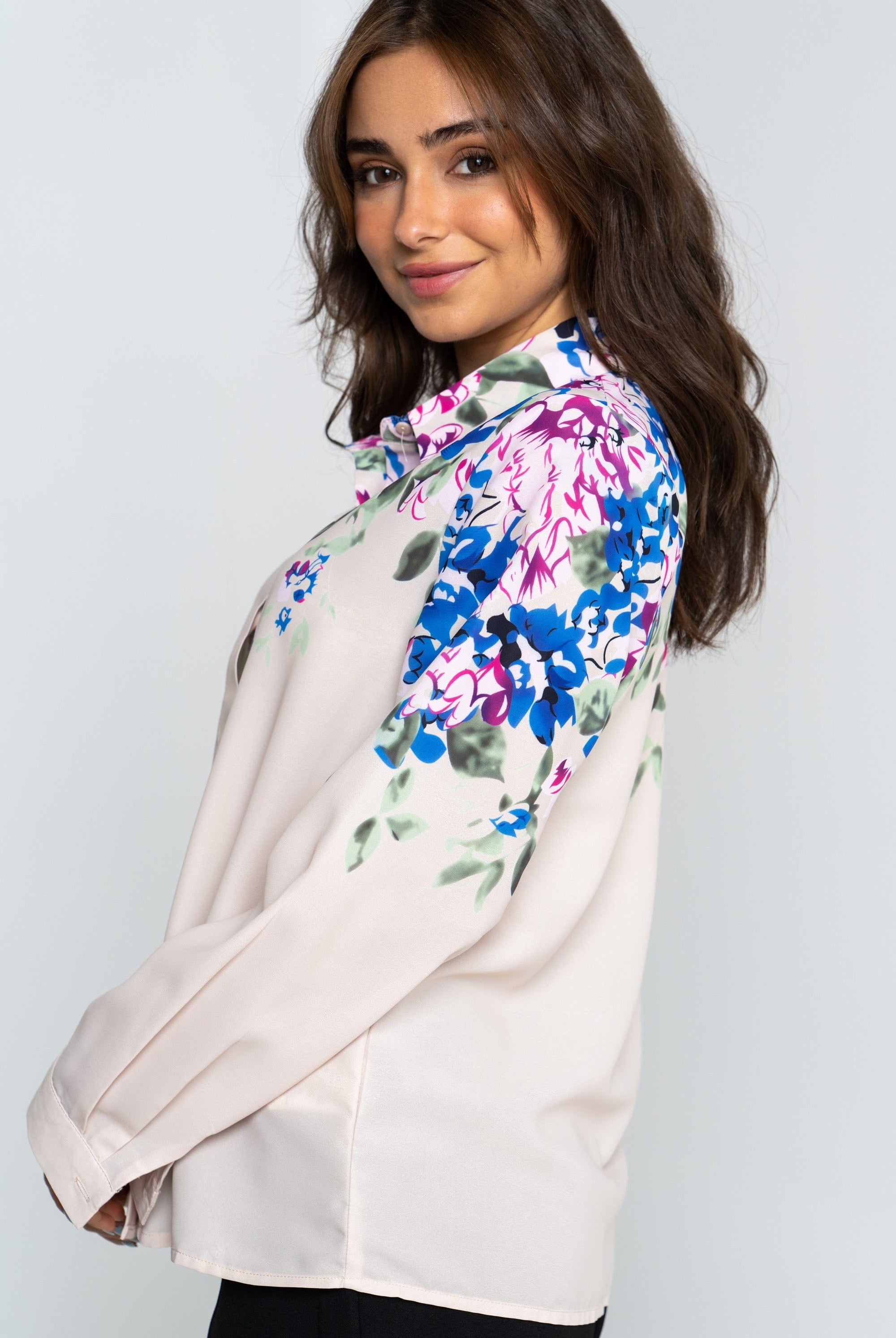 نتشي قميص نسائي مشجر على الاكتاف بأكمام طويلة